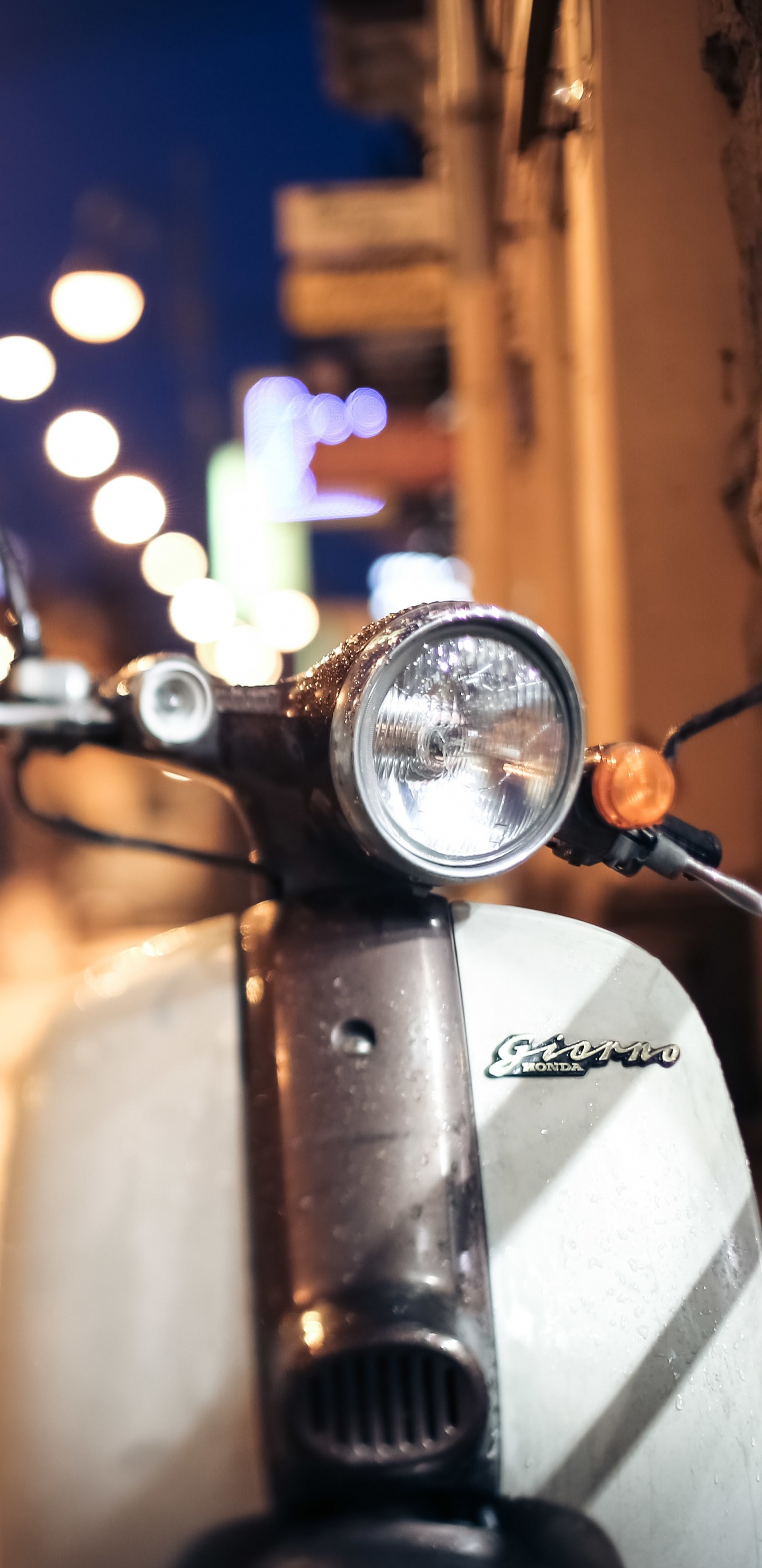 Обои Honda Motor Company, мотоцикл, Скутер, свет, ночь в разрешении 1440x2960