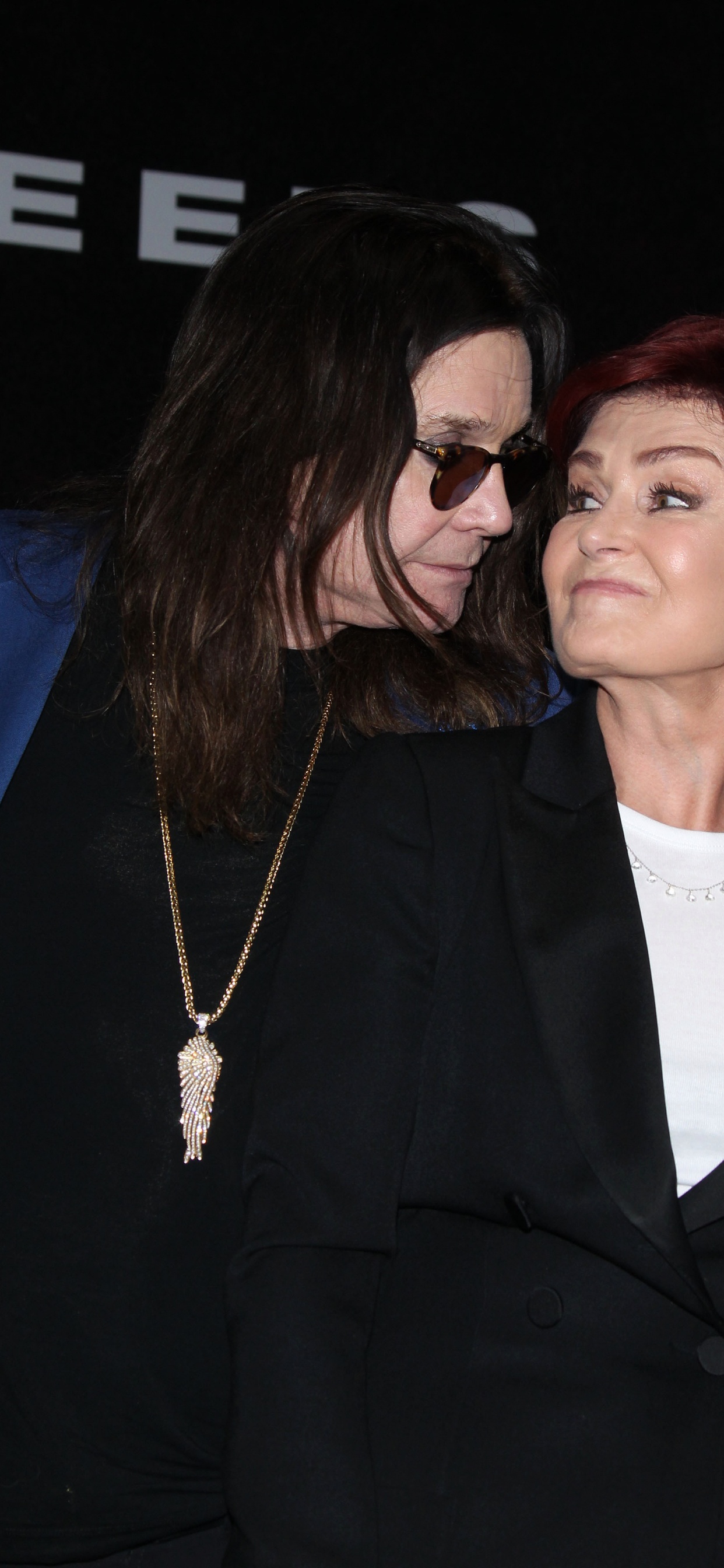 Обои Шэрон Осборн, знаменитость, фэшн, верхняя одежда, модный аксессуар в разрешении 1242x2688