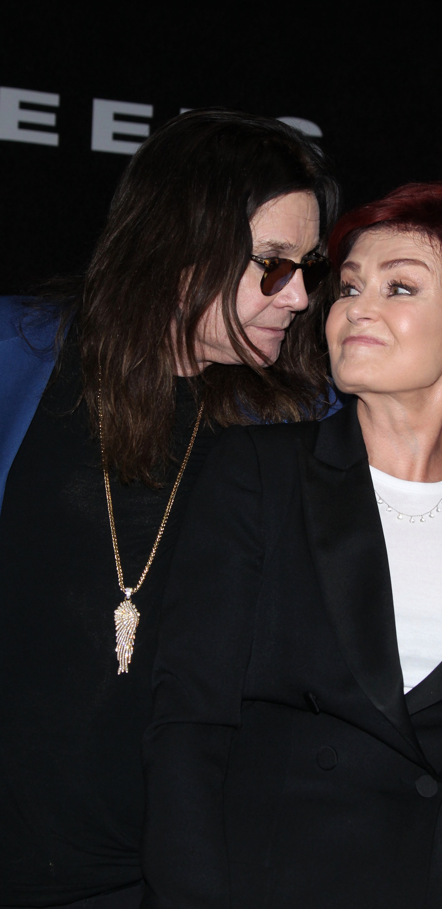 Обои Шэрон Осборн, знаменитость, фэшн, верхняя одежда, модный аксессуар в разрешении 1440x2960