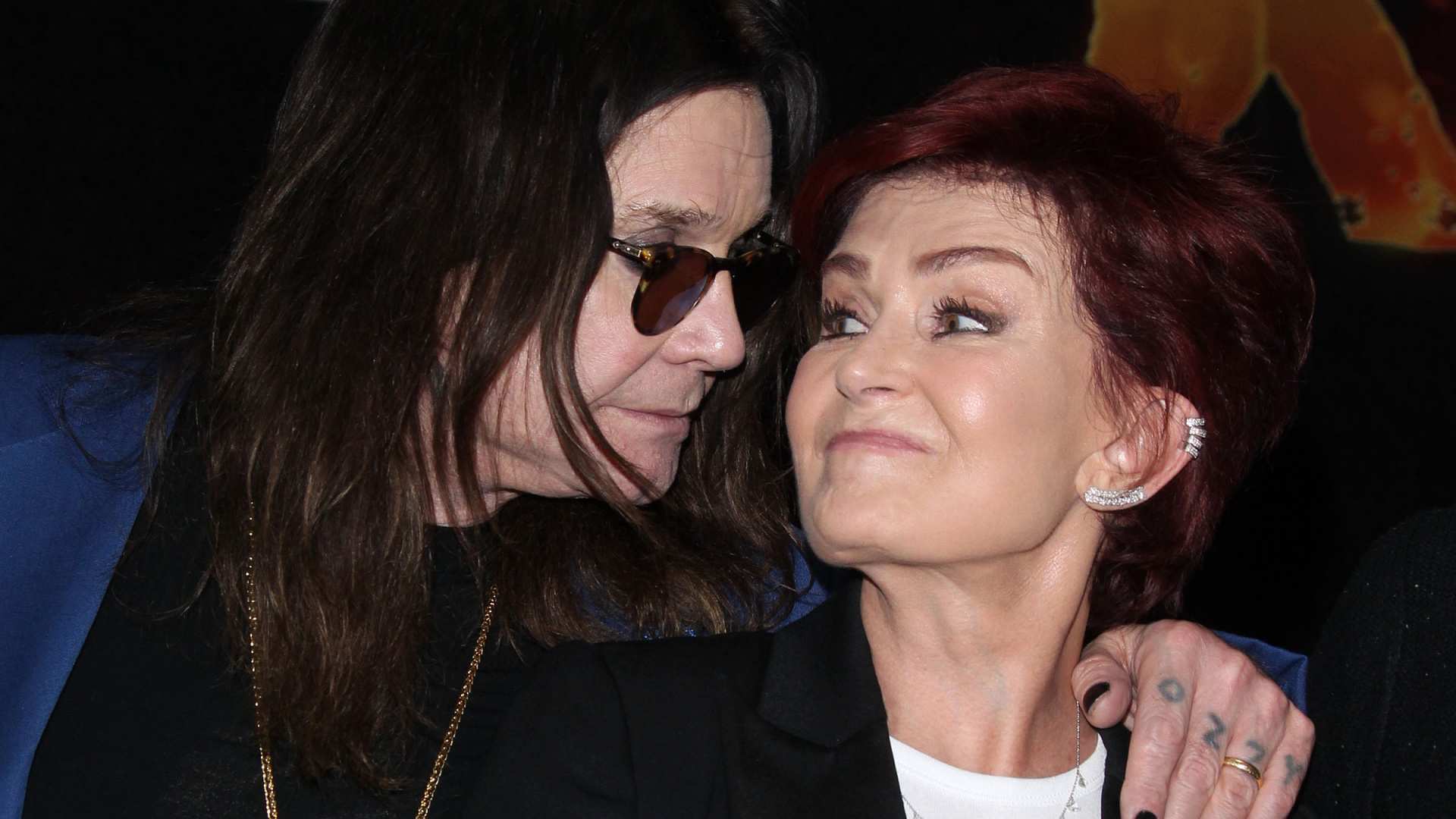 Обои Шэрон Осборн, знаменитость, фэшн, верхняя одежда, модный аксессуар в разрешении 1920x1080