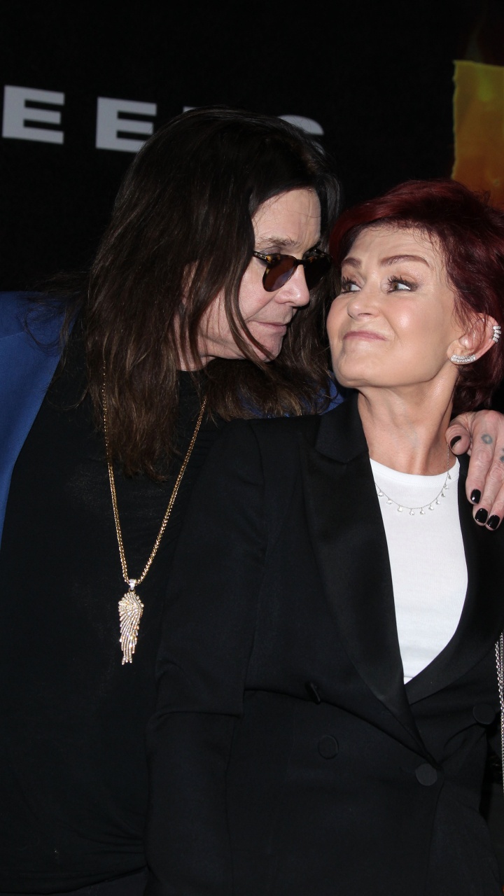 Обои Шэрон Осборн, знаменитость, фэшн, верхняя одежда, модный аксессуар в разрешении 720x1280