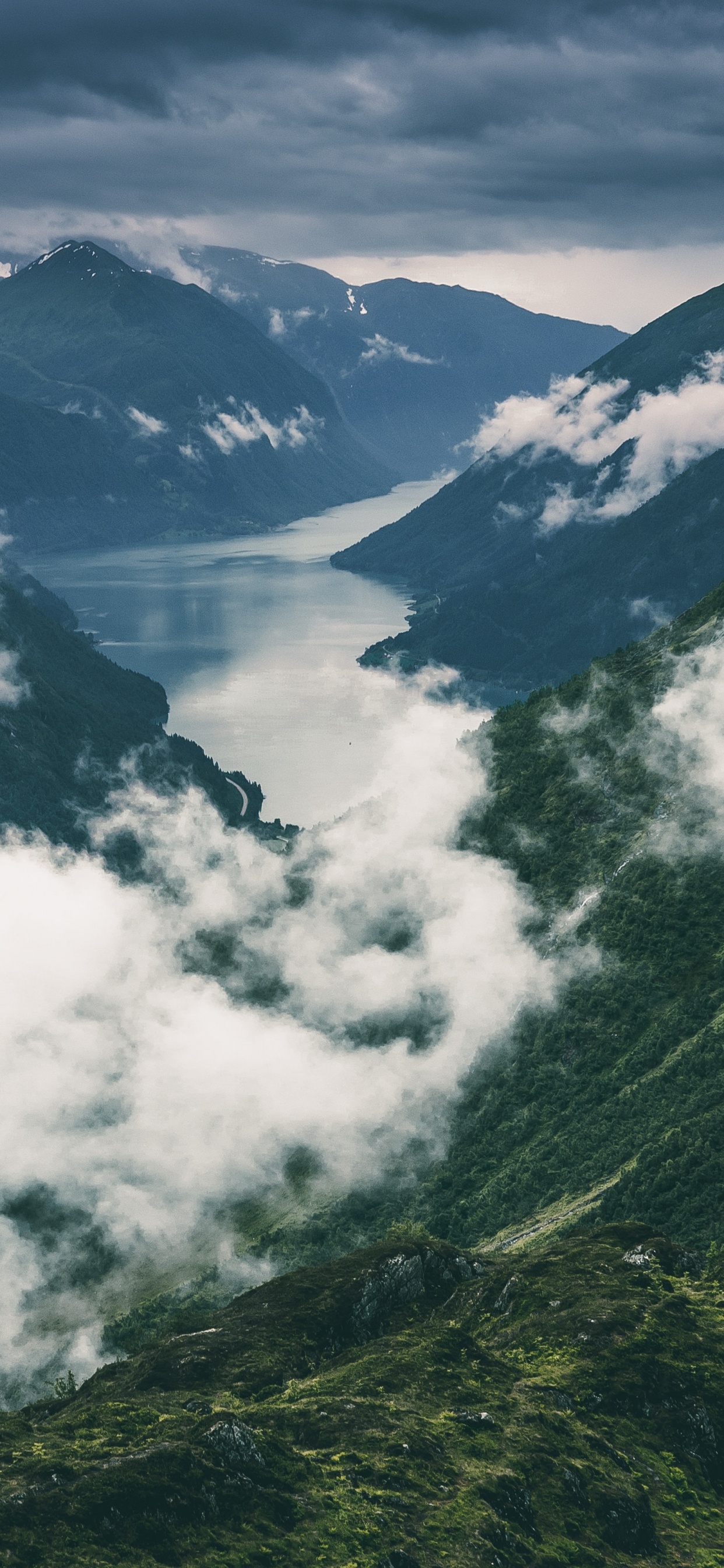 Обои горный рельеф, гора, нагорье, облако, горный хребет в разрешении 1242x2688