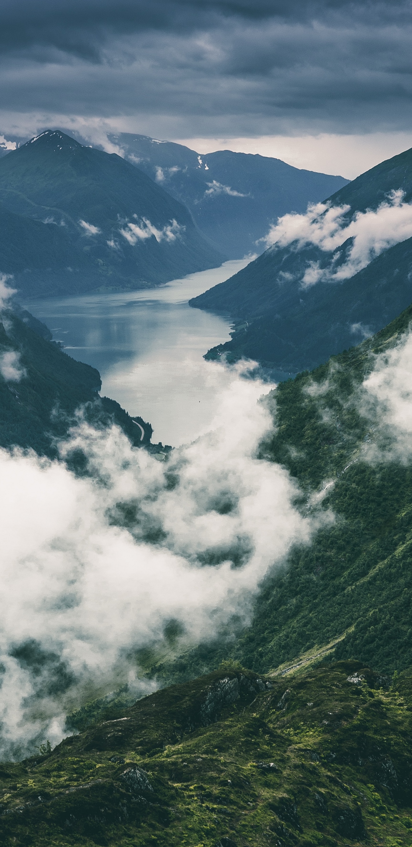 Обои горный рельеф, гора, нагорье, облако, горный хребет в разрешении 1440x2960