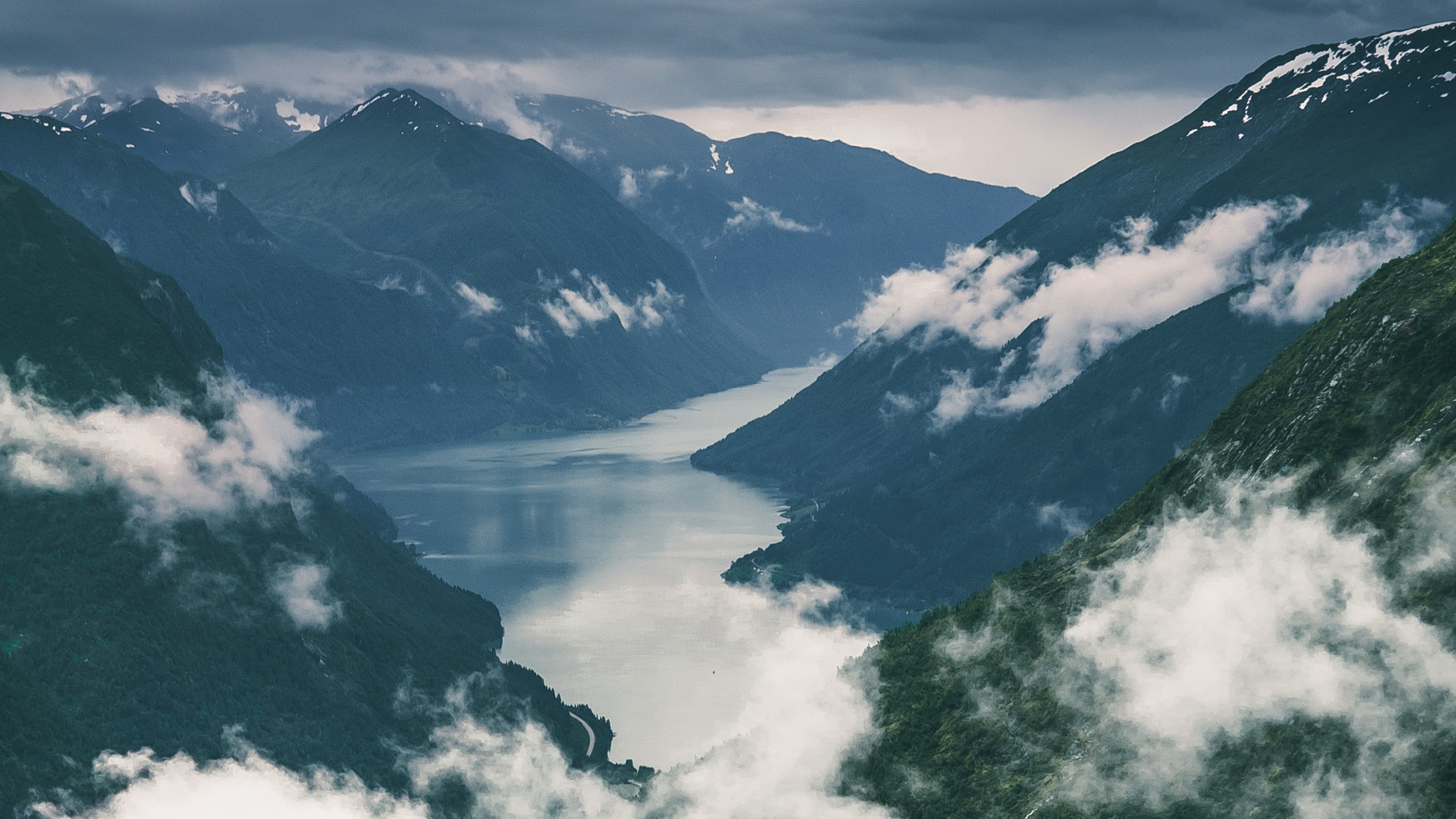 Обои горный рельеф, гора, нагорье, облако, горный хребет в разрешении 2560x1440