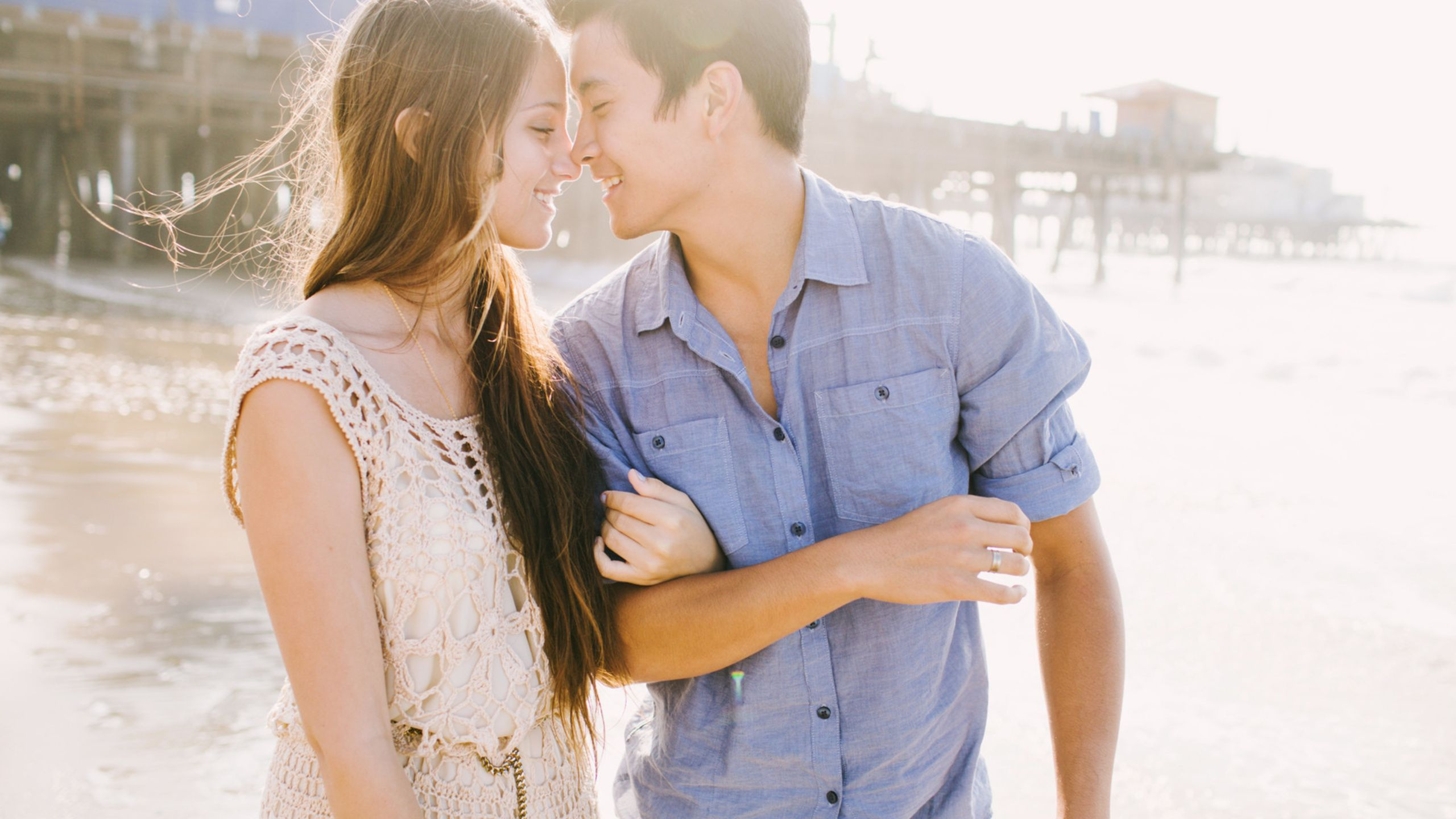 Обои любовь пара, роман, пара, крепкое объятие, любовь в разрешении 2560x1440