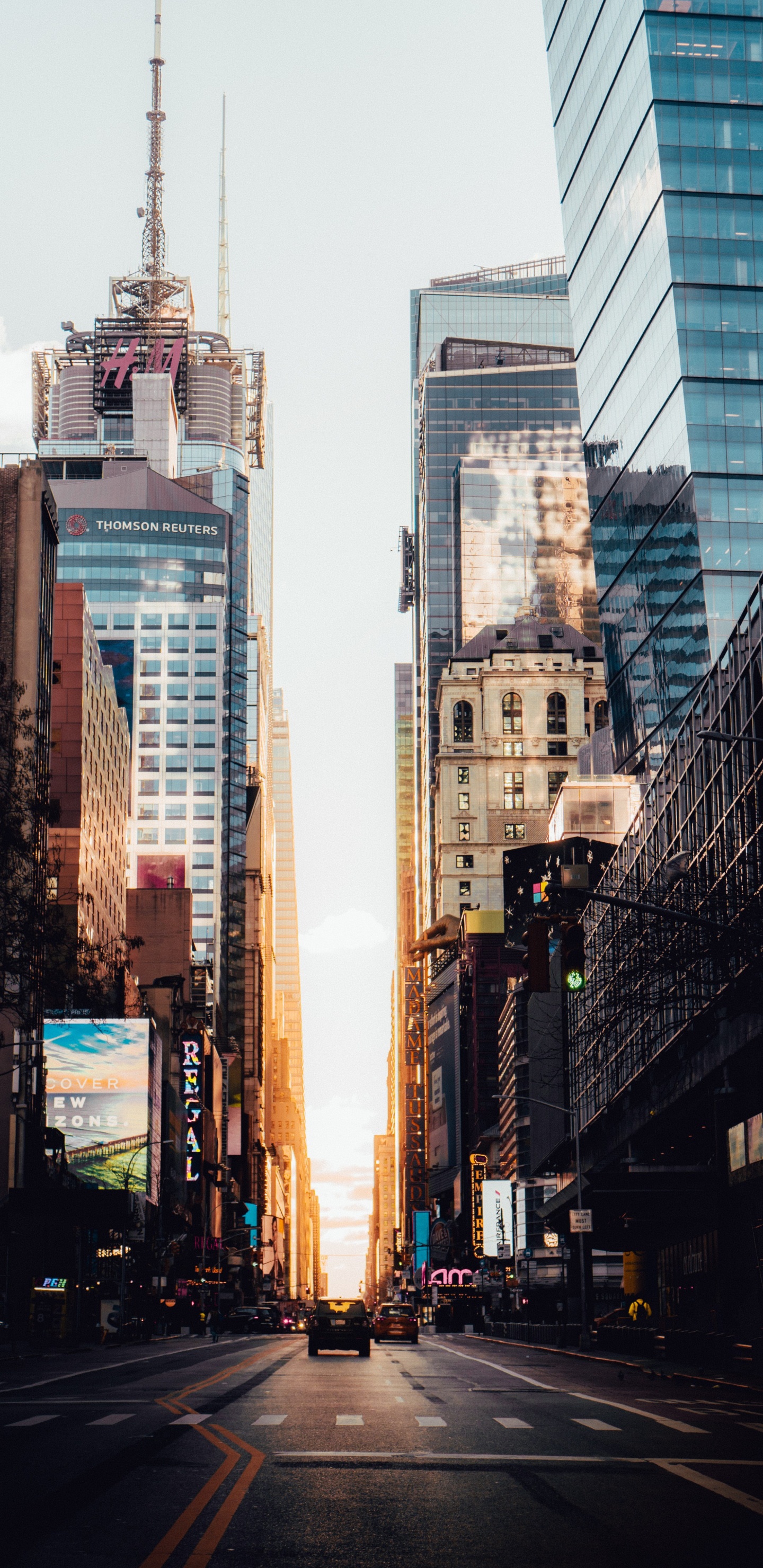 Обои улица, икона, архитектура, город, дорога в разрешении 1440x2960