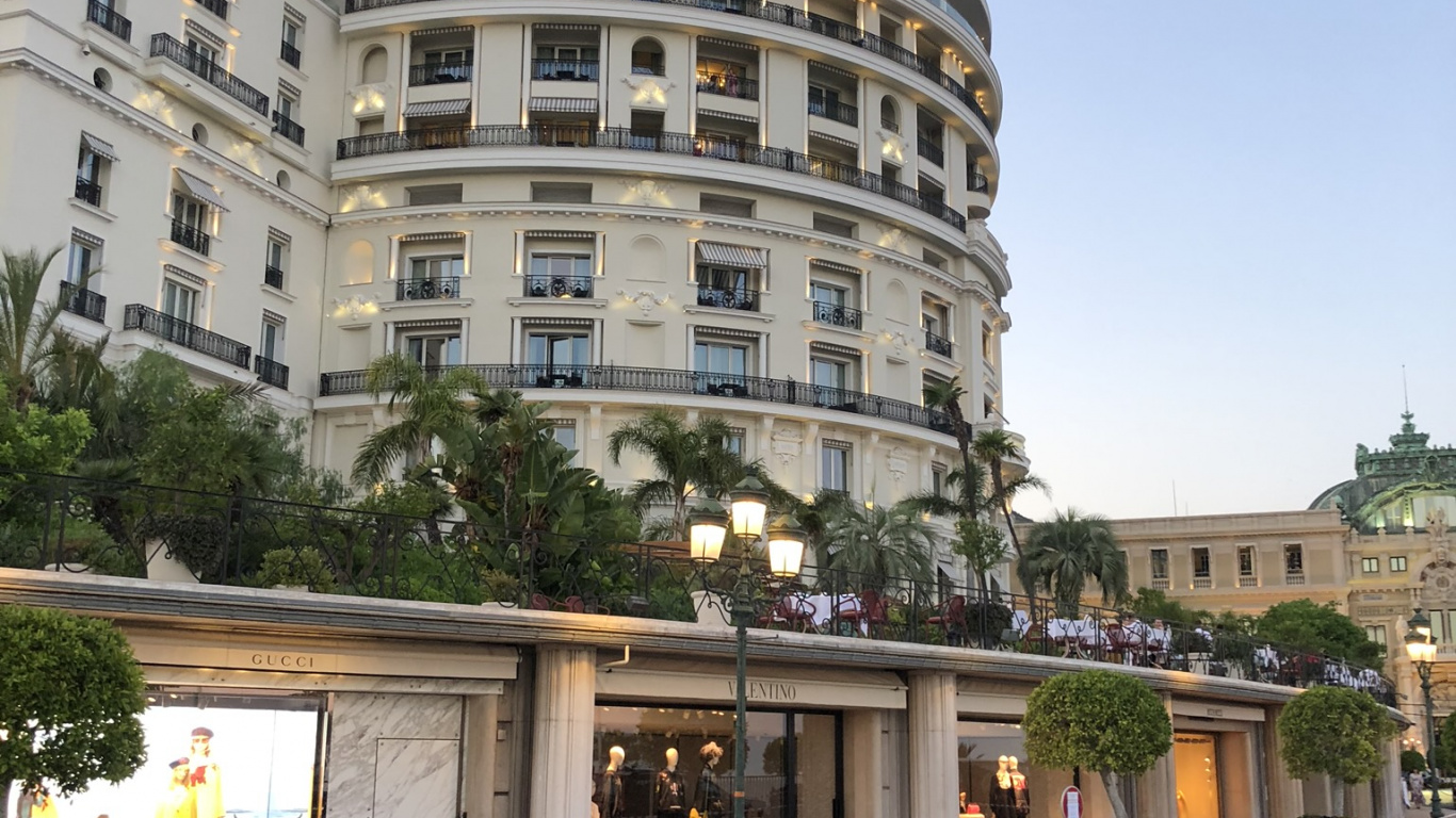 Обои Король, компактный автомобиль, автомобиль среднего размера, колесо, автомобильное освещение в разрешении 1366x768