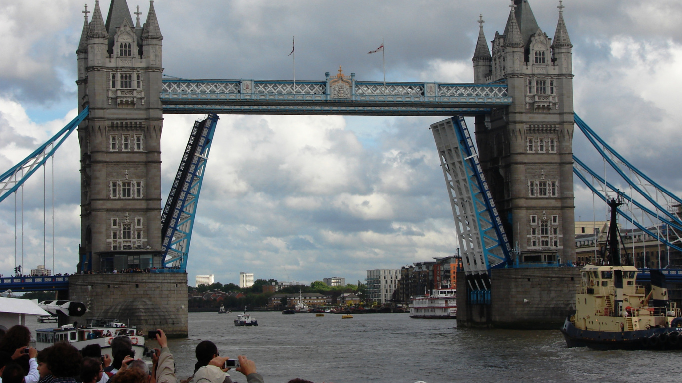 Обои тауэрский мост, река темза, лондонский Тауэр, лондонский мост, подвесной мост в разрешении 1366x768