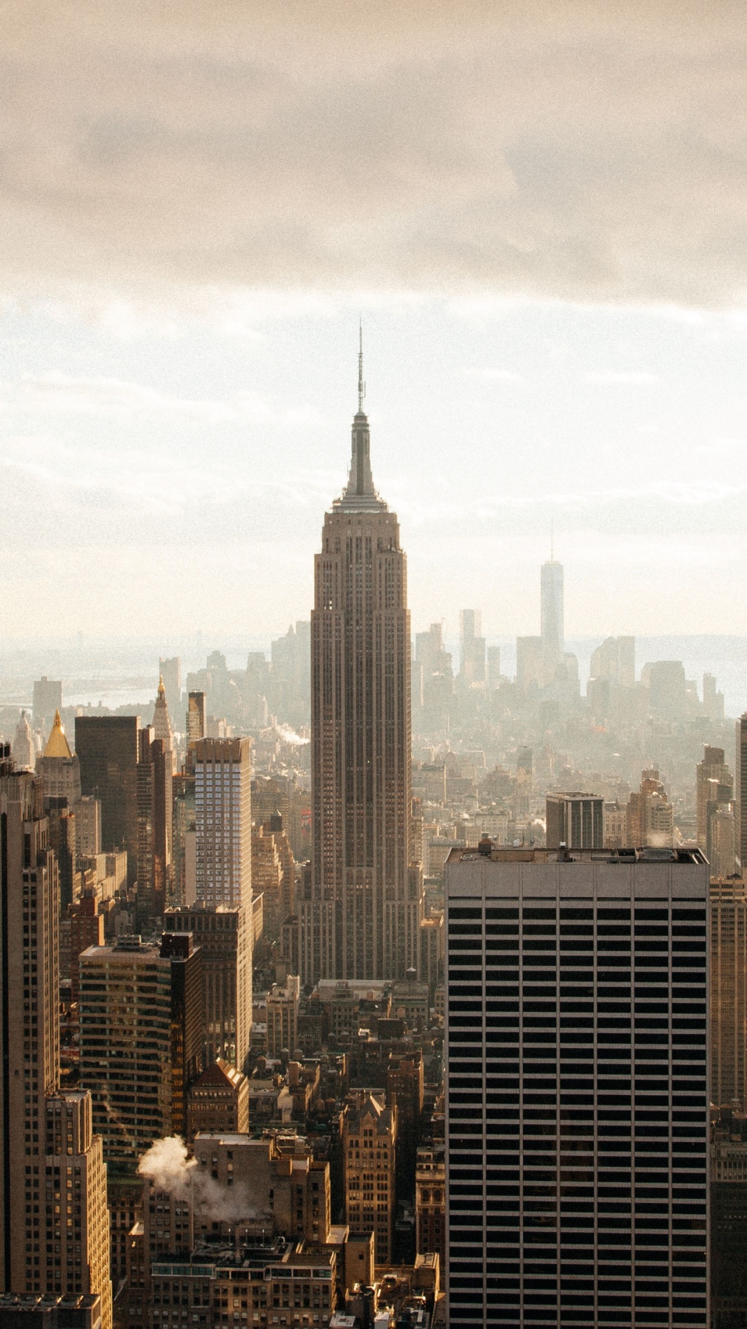 Обои Нью-Йорк, Радио-Сити Мюзик-Холл, облако, небоскреб, здание в разрешении 1080x1920