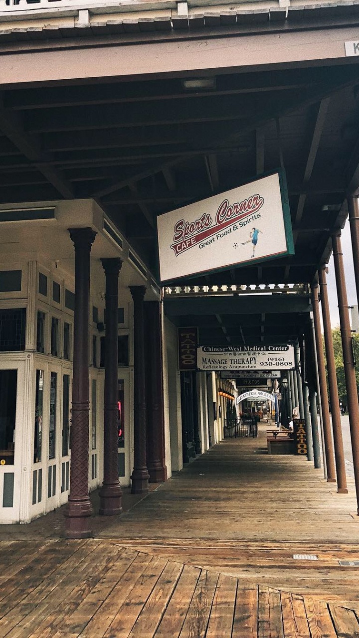 Обои фасад, луч, тень, столбец, железо в разрешении 720x1280