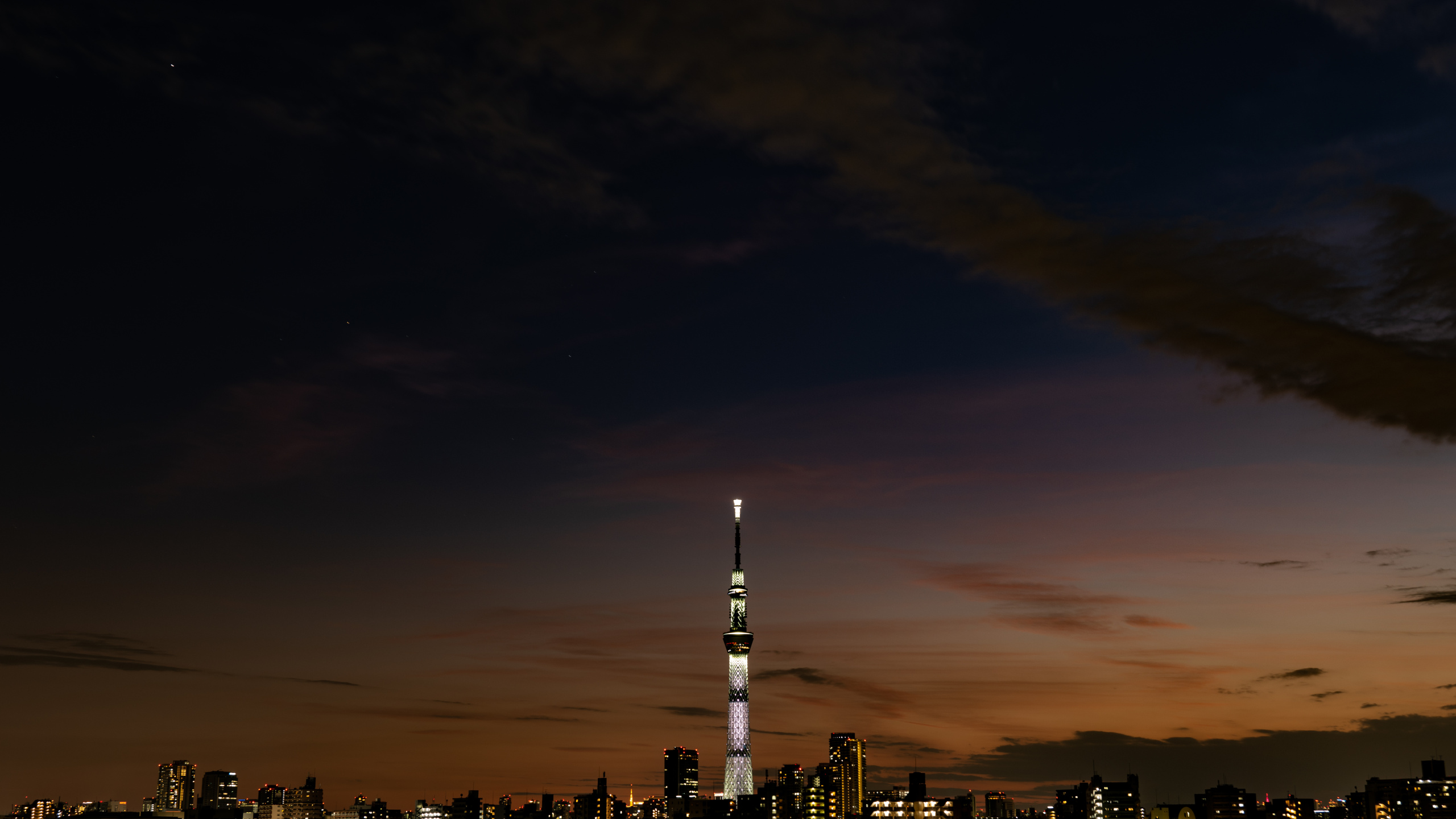 Обои ночь, здание, закат, архитектура, облако в разрешении 2560x1440