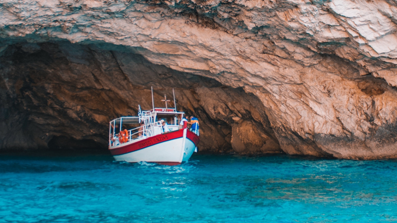 Обои море, телефон, вода, лодка, судно в разрешении 1280x720