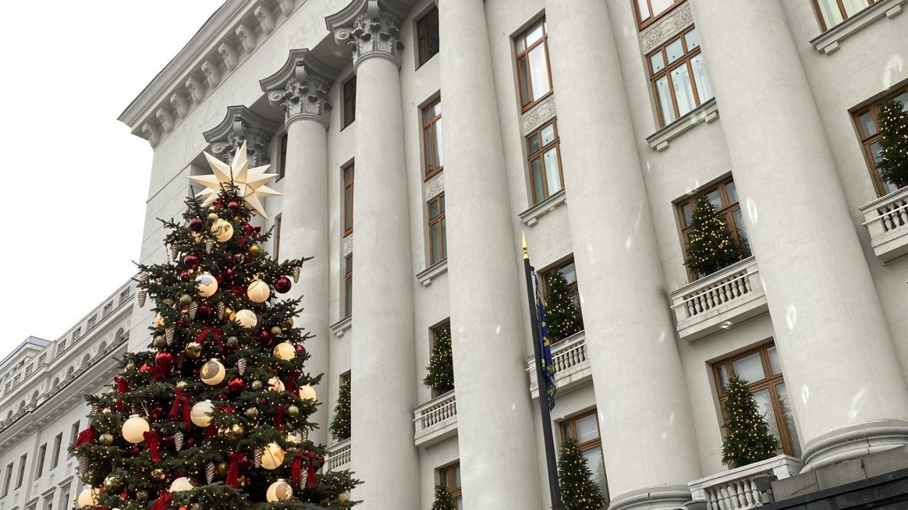 Обои ориентир, архитектура, фасад, Рождественские украшения, елка в разрешении 1280x720