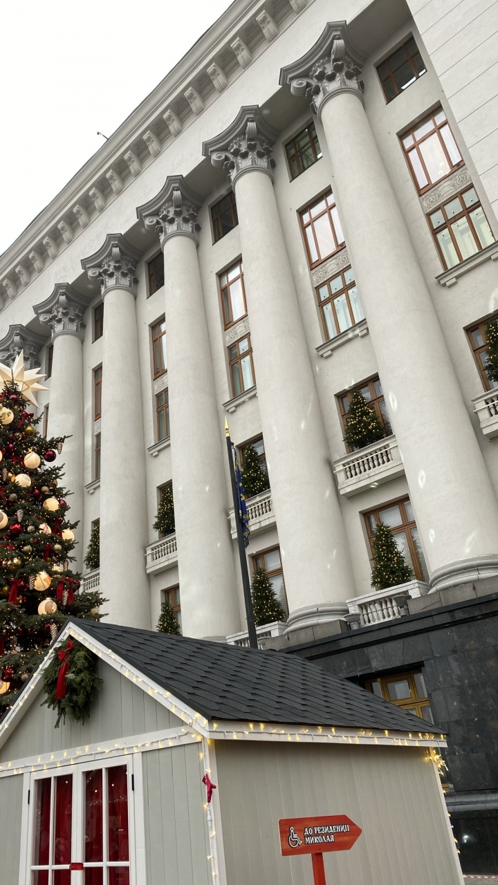 Обои ориентир, архитектура, фасад, Рождественские украшения, елка в разрешении 720x1280