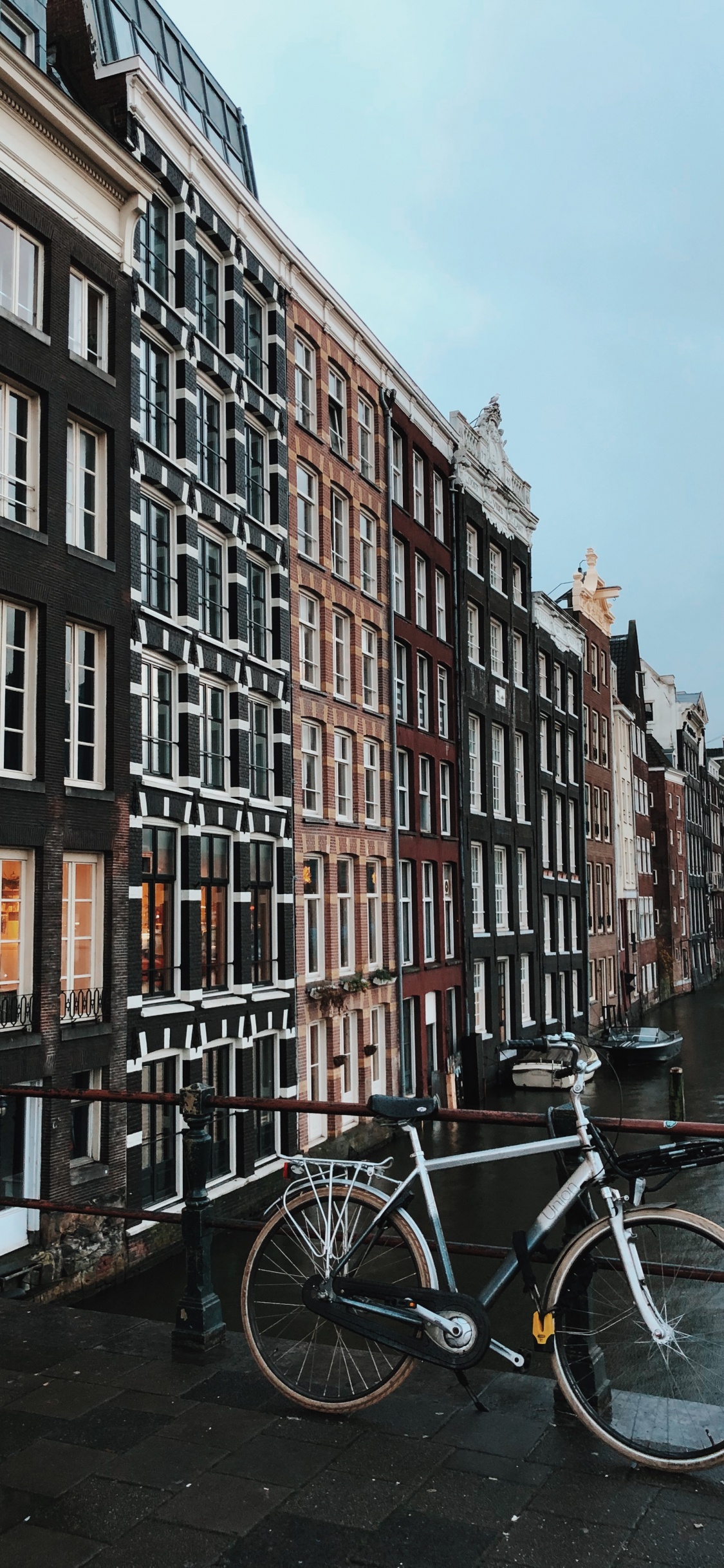 Обои переулок, велосипед, водный путь, канал, соседство в разрешении 1125x2436