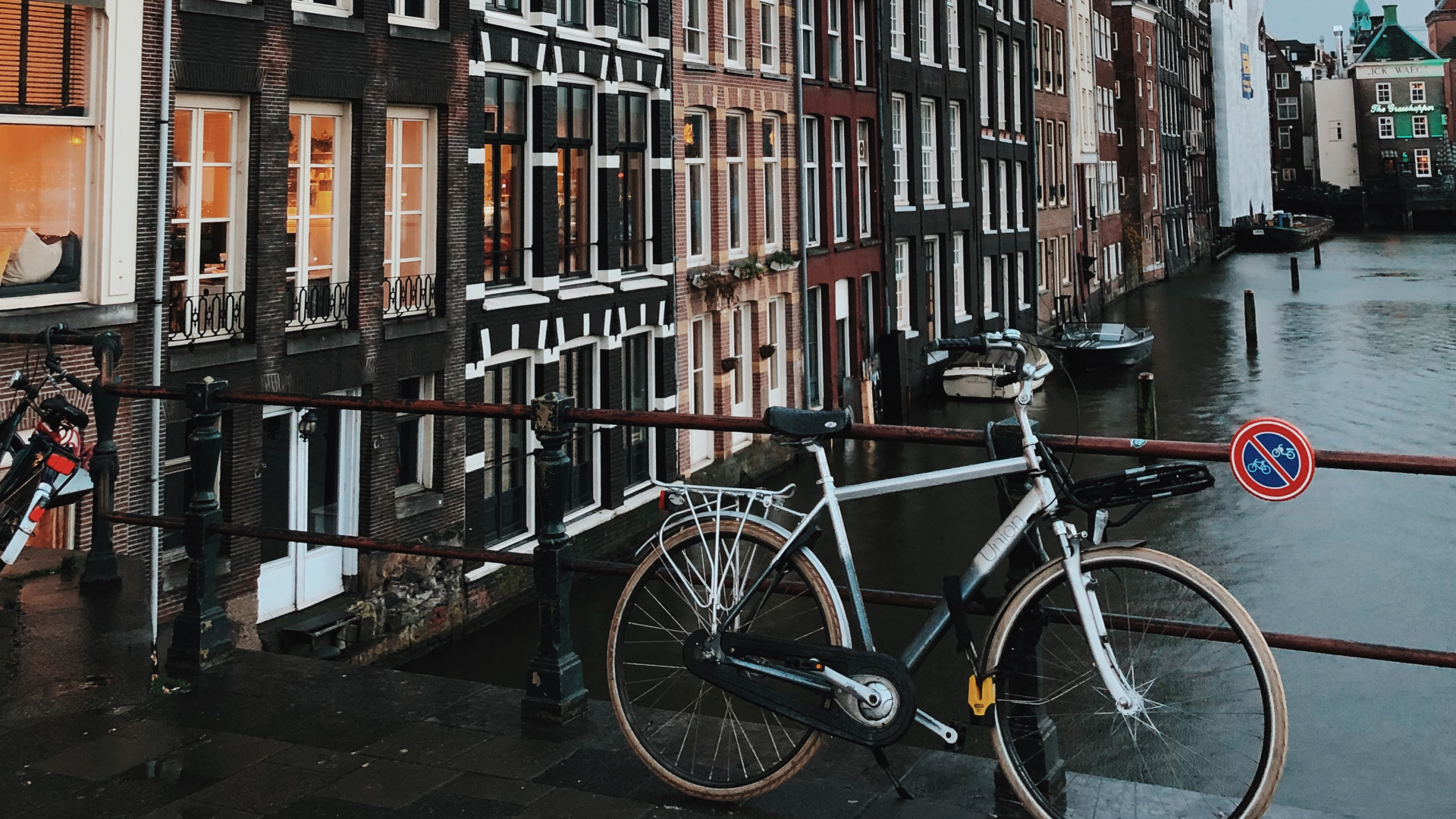 Обои переулок, велосипед, водный путь, канал, соседство в разрешении 2560x1440