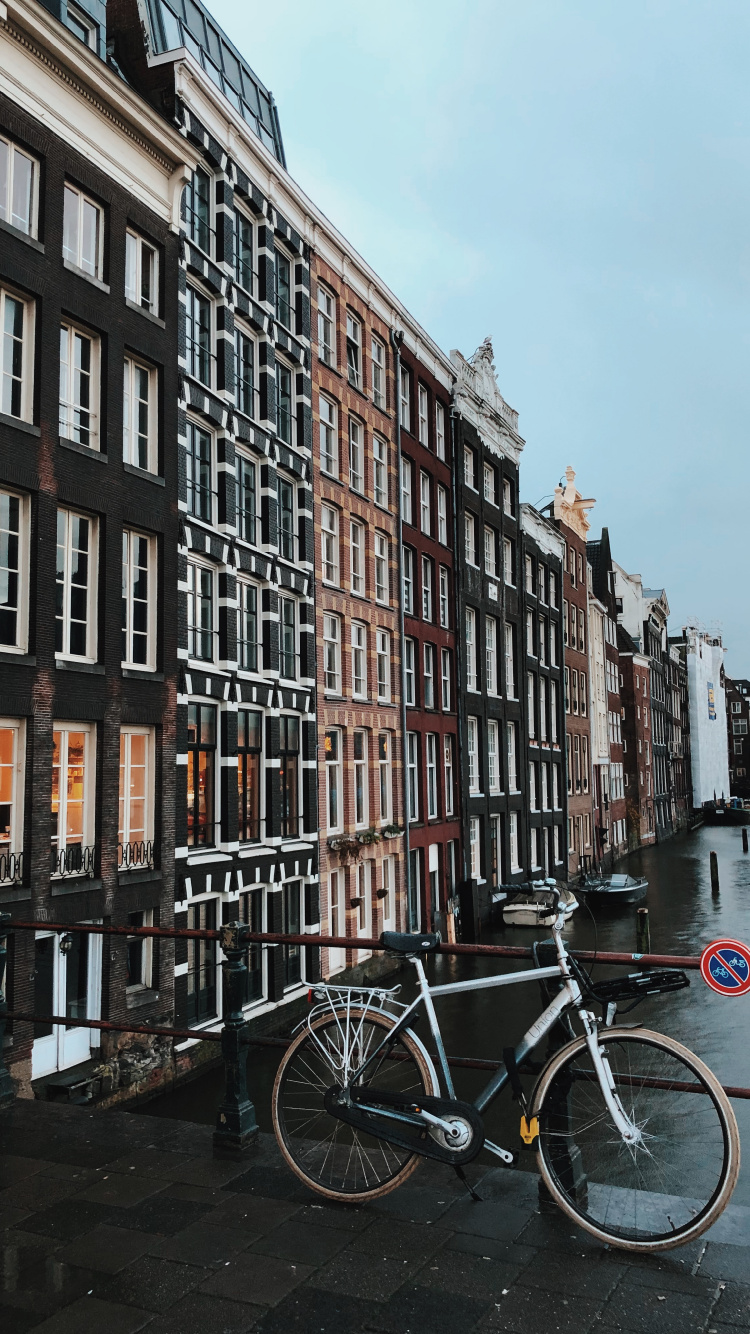 Обои переулок, велосипед, водный путь, канал, соседство в разрешении 750x1334