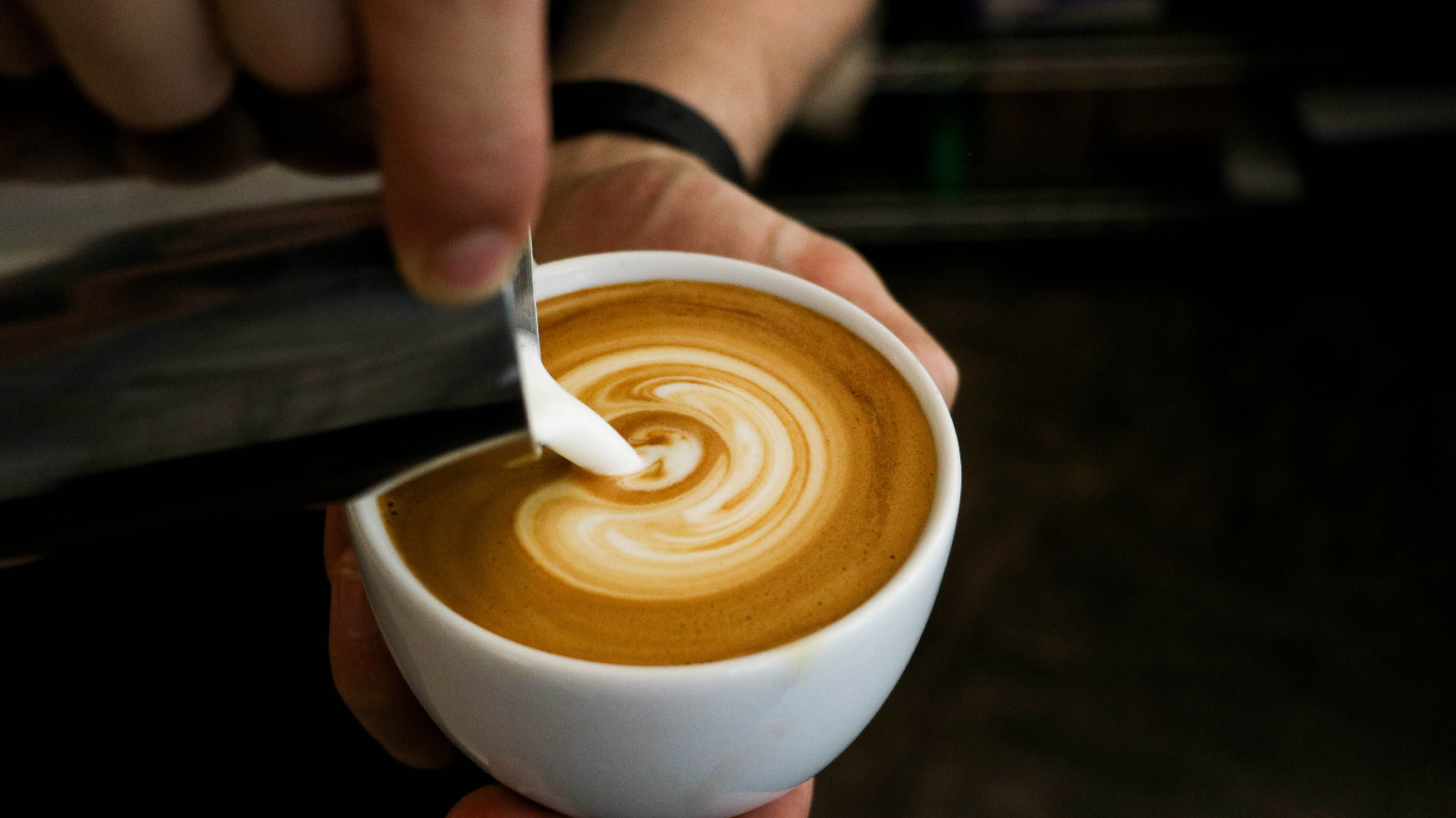 Обои латте, кофе эспрессо, кофе, кофейня, плоские белые в разрешении 1366x768