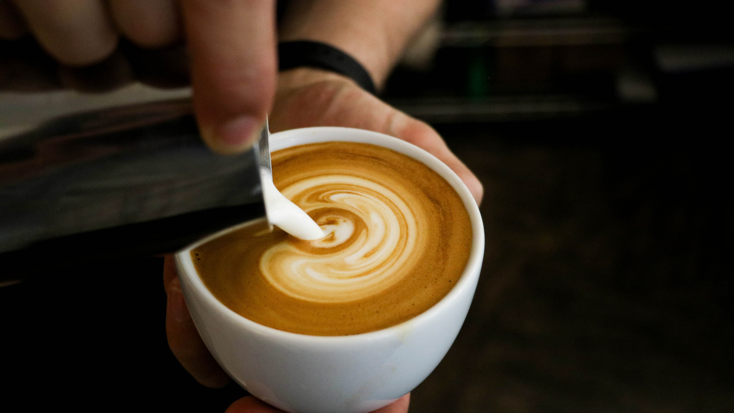 Обои латте, кофе эспрессо, кофе, кофейня, плоские белые в разрешении 2560x1440