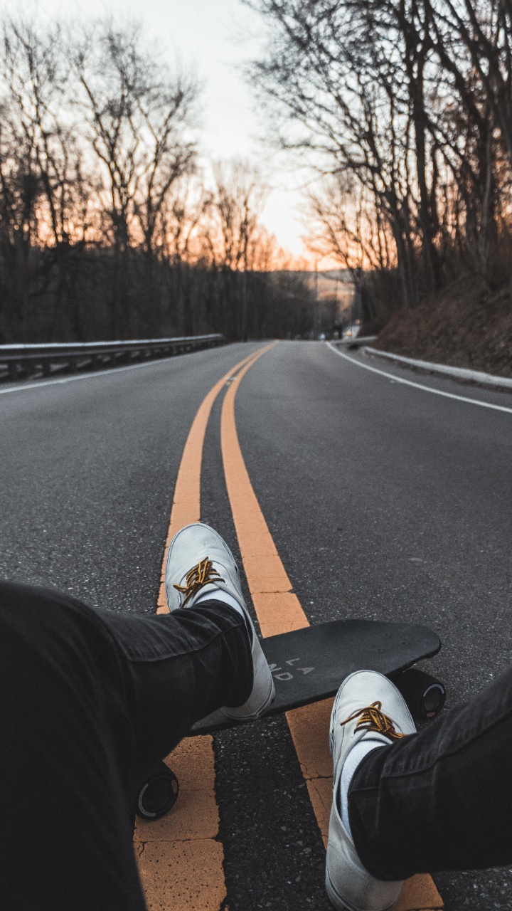 Обои дорога, асфальт, переулок, Лонгбординг, инфраструктура в разрешении 720x1280