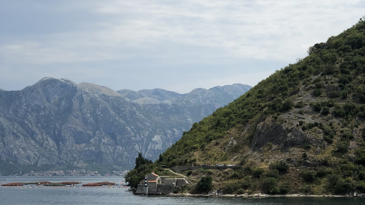 Обои побережье, водоем, горный рельеф, нагорье, гидроресурсы в разрешении 1280x720