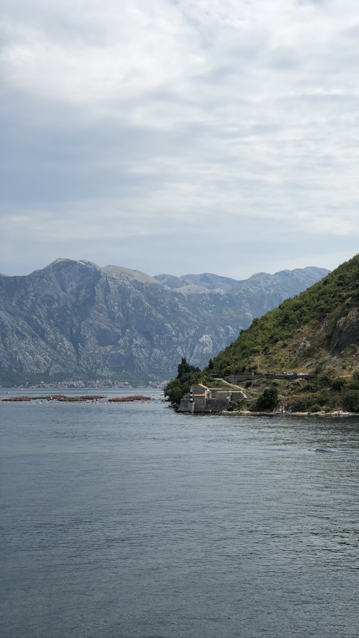 Обои побережье, водоем, горный рельеф, нагорье, гидроресурсы в разрешении 720x1280
