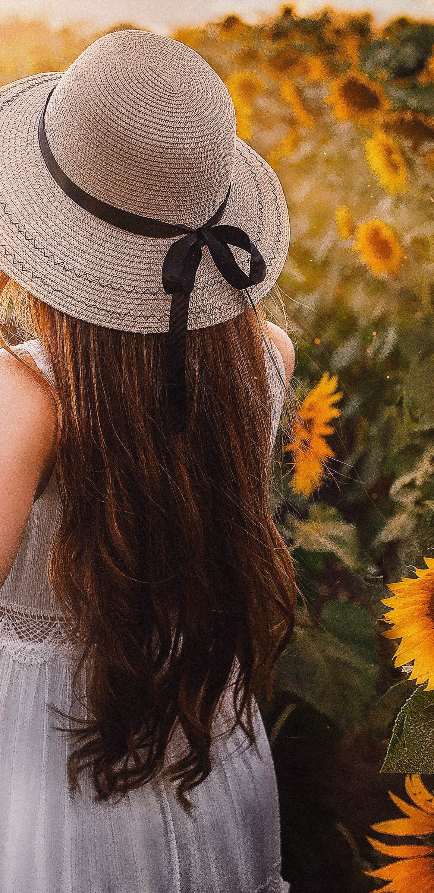 Обои цветок, растение, прическа, мимика, Люди в природе в разрешении 1440x2960