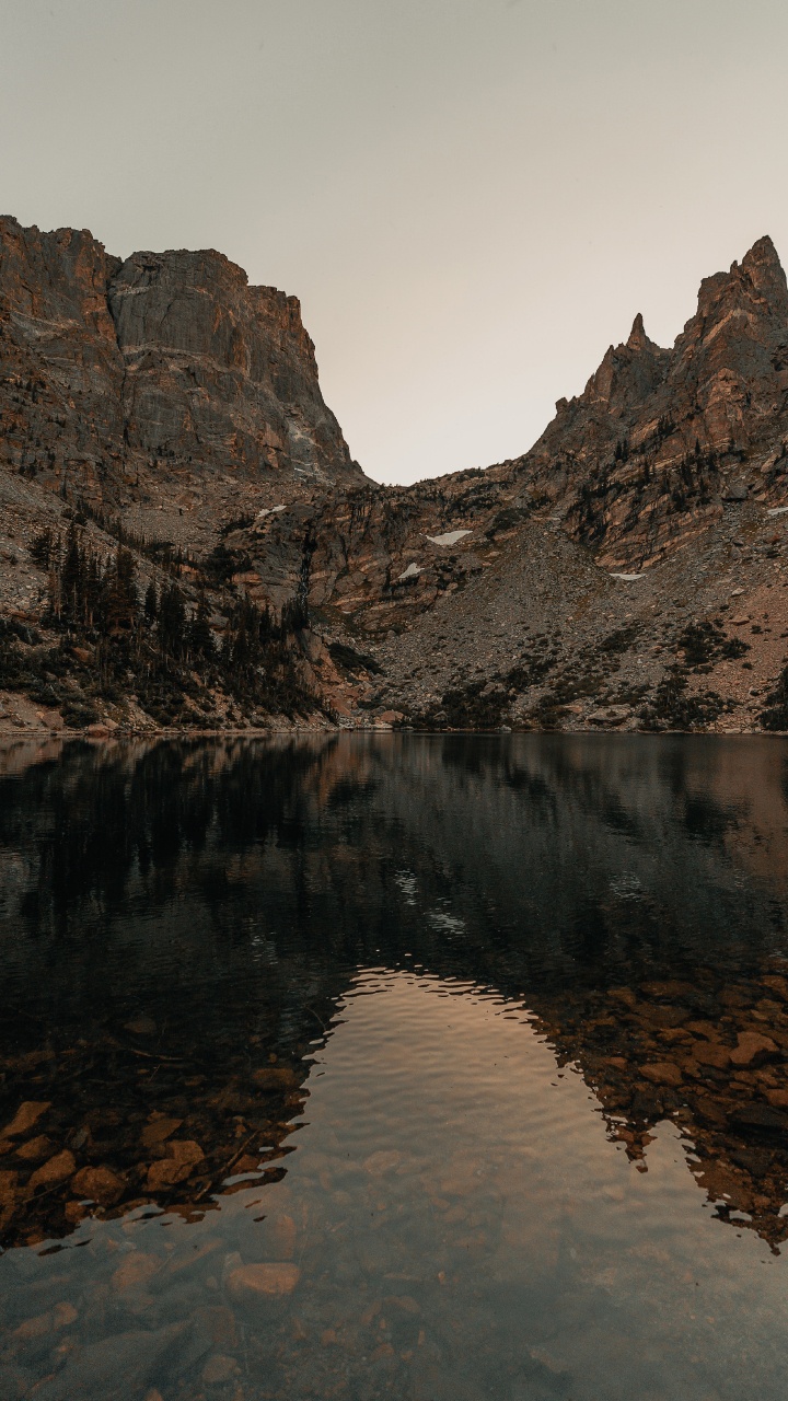 Обои изумрудное озеро, гора, озеро, отражение, природа в разрешении 720x1280