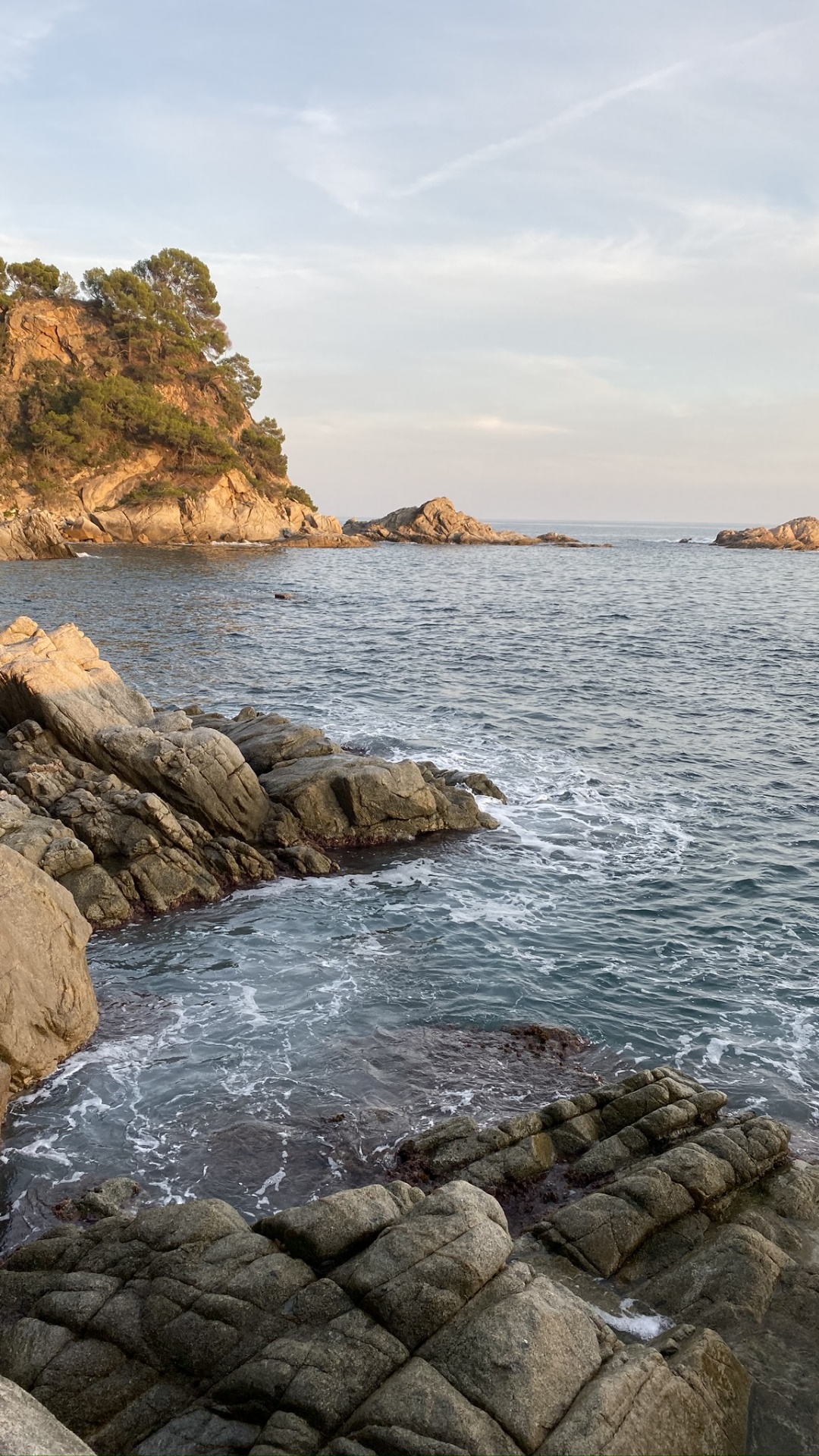 Обои побережье, вода, мыс, водоем, рок в разрешении 1080x1920