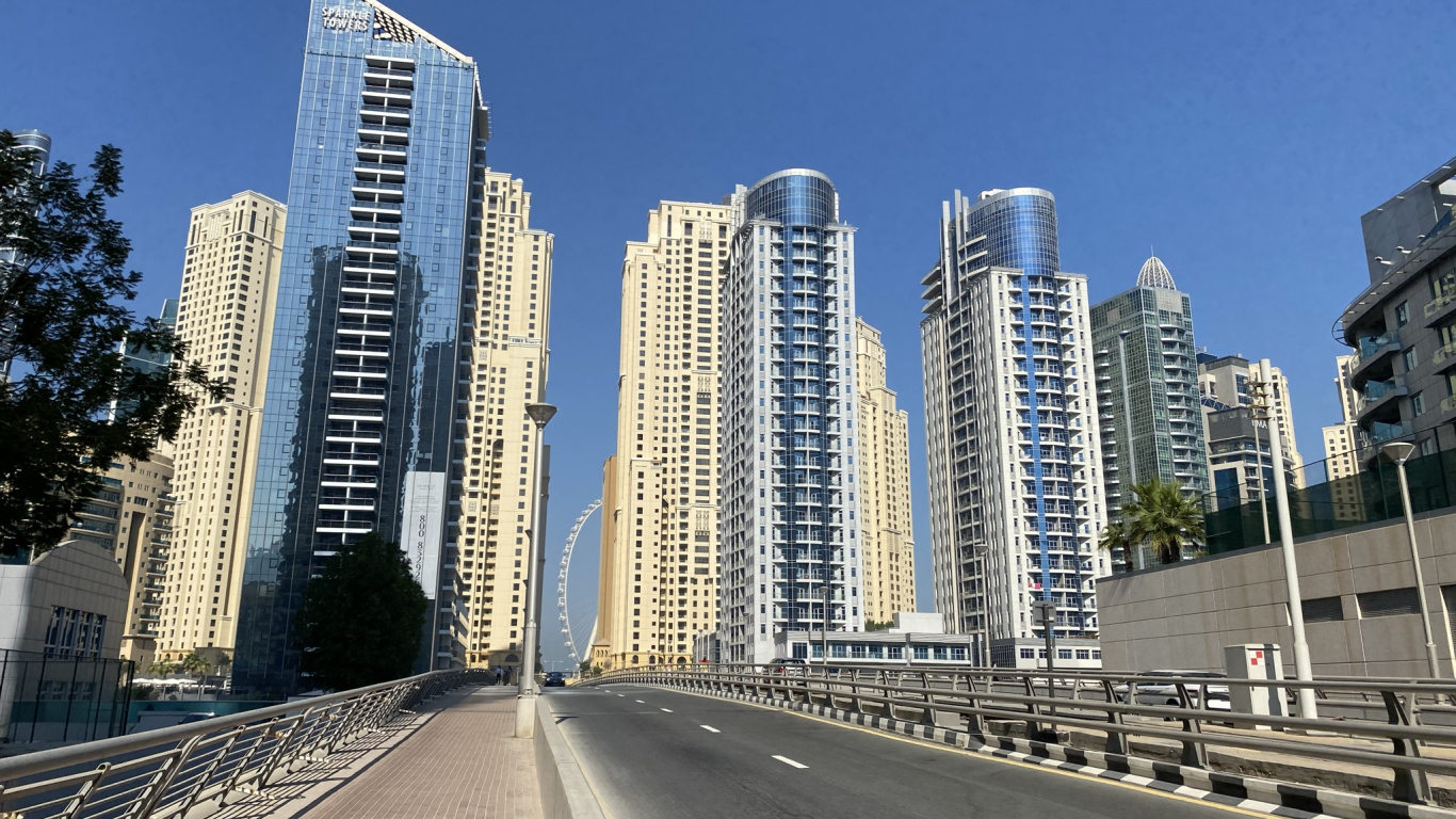 Обои Дубай, дорога, башня, дневное время, архитектура в разрешении 1366x768