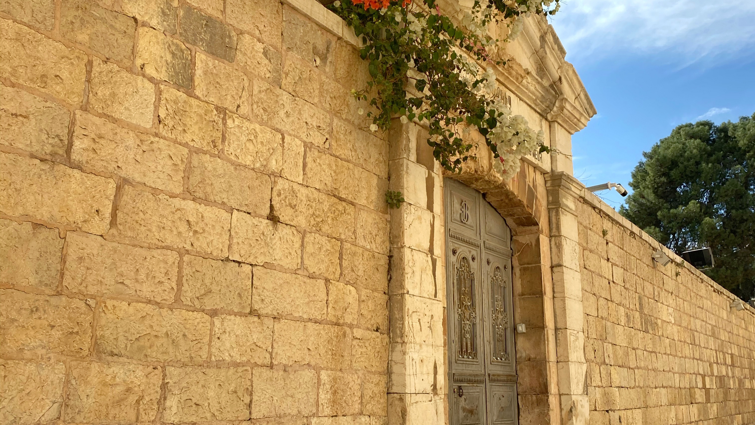 Обои стена, недвижимость, каменная стена, свойство, дорожное покрытие в разрешении 2560x1440