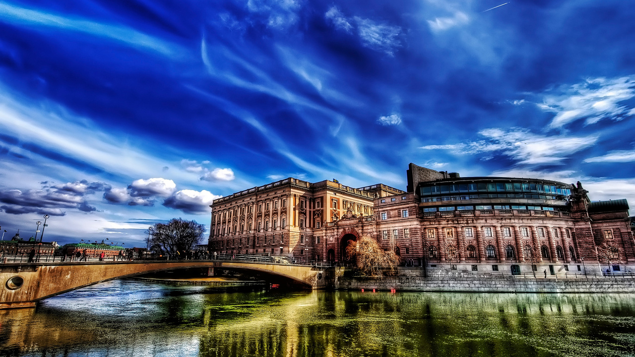 Обои телевизор, отражение, вода, природа, облако в разрешении 1280x720