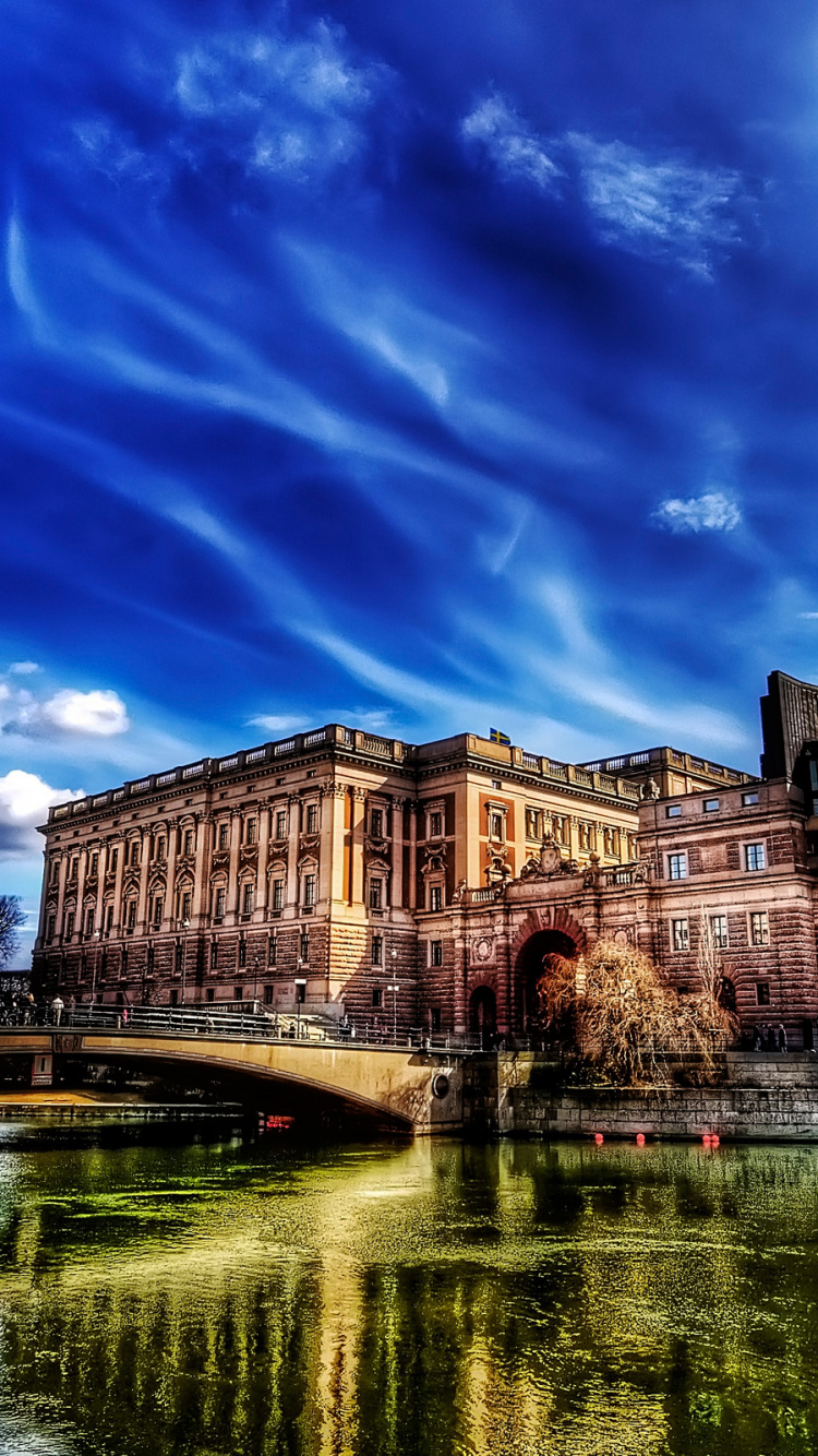 Обои телевизор, отражение, вода, природа, облако в разрешении 750x1334