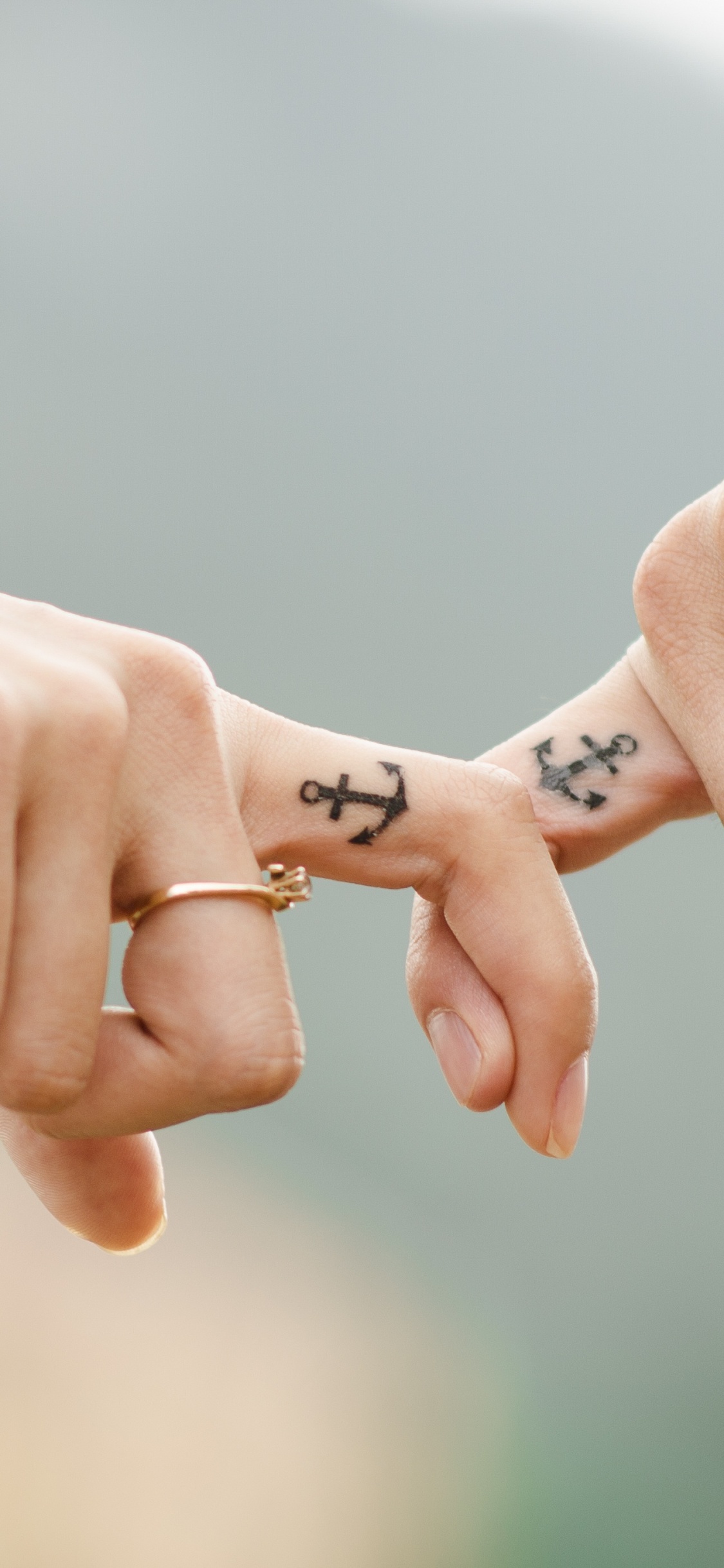 Обои держась за руки, роман, палец, ноготь, жест в разрешении 1125x2436