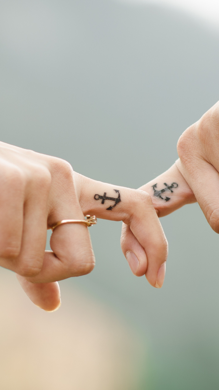 Обои держась за руки, роман, палец, ноготь, жест в разрешении 750x1334