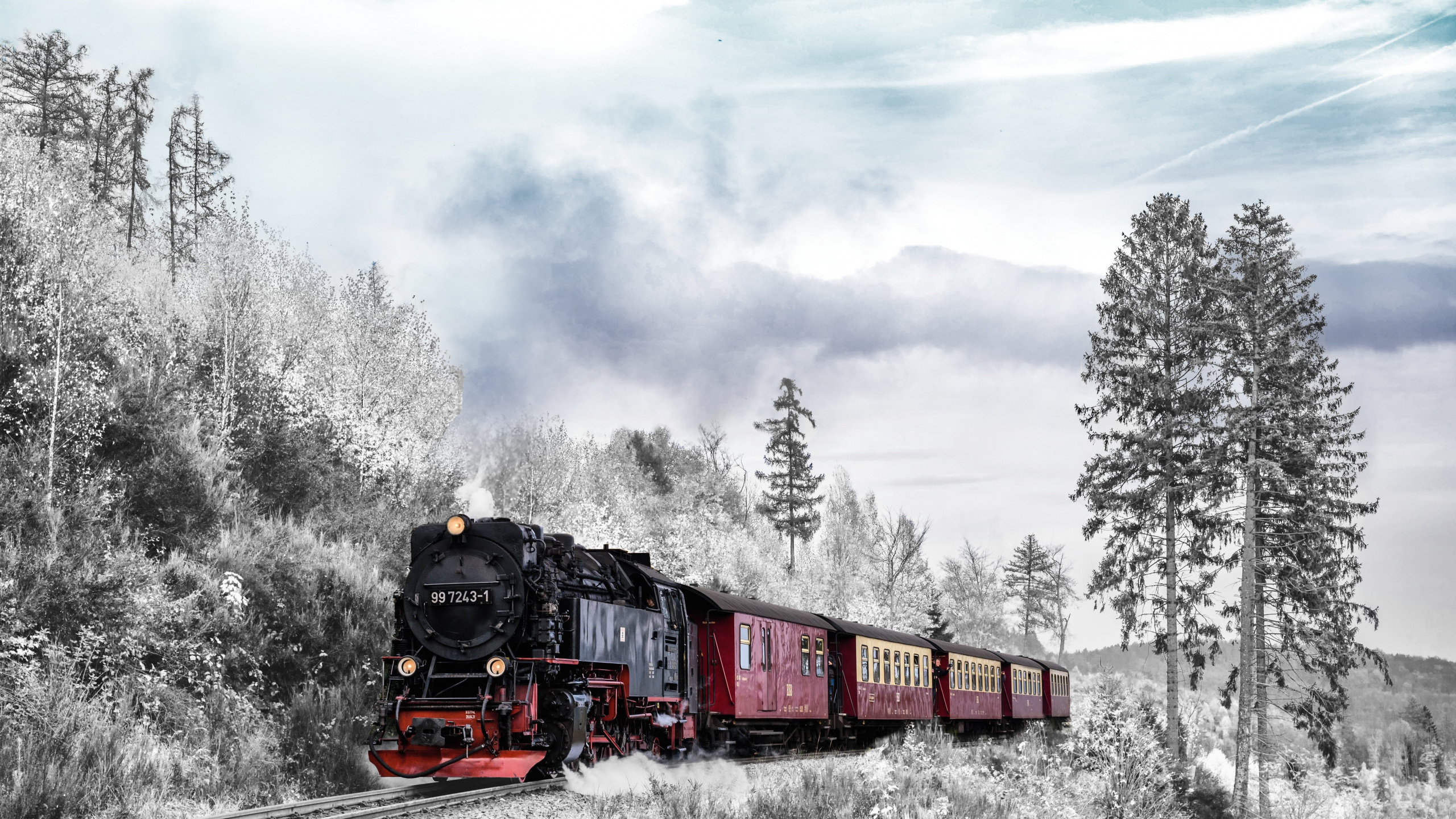 Обои зимний поезд, поезд, железнодорожный транспорт, железнодорожный вокзал, зима в разрешении 2560x1440