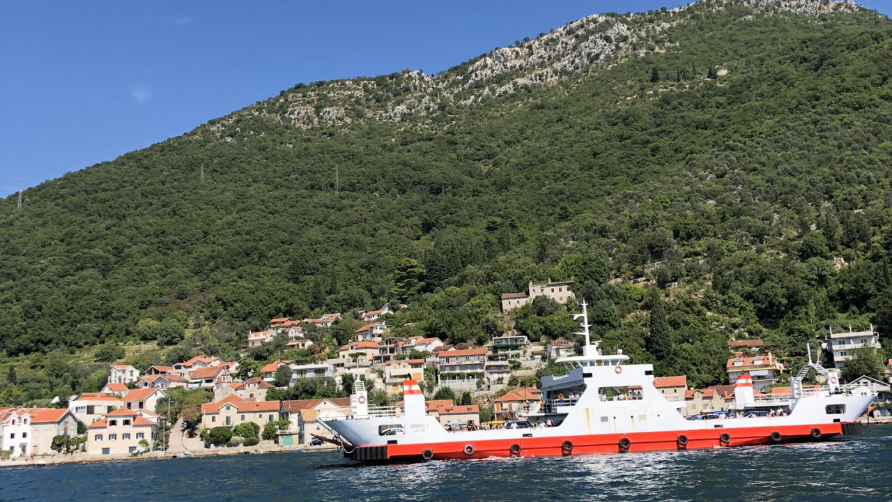 Обои перевозка воды, вода, горный рельеф, судно, холм в разрешении 1280x720