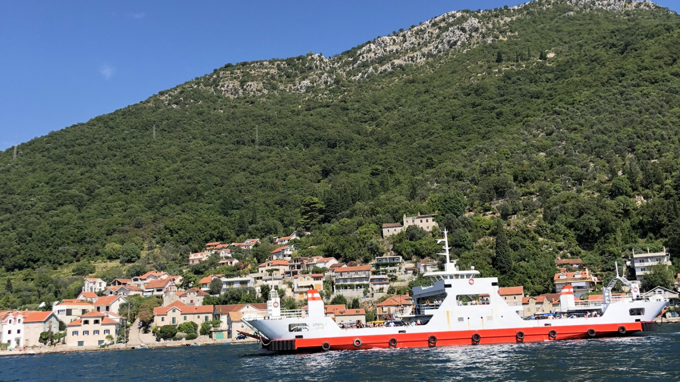 Обои перевозка воды, вода, горный рельеф, судно, холм в разрешении 1366x768