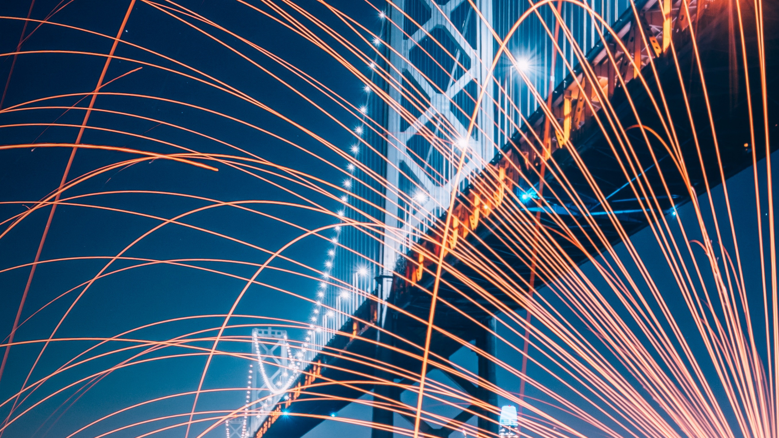 Обои арт, вода, свет, электричество, уличный фонарь в разрешении 2560x1440