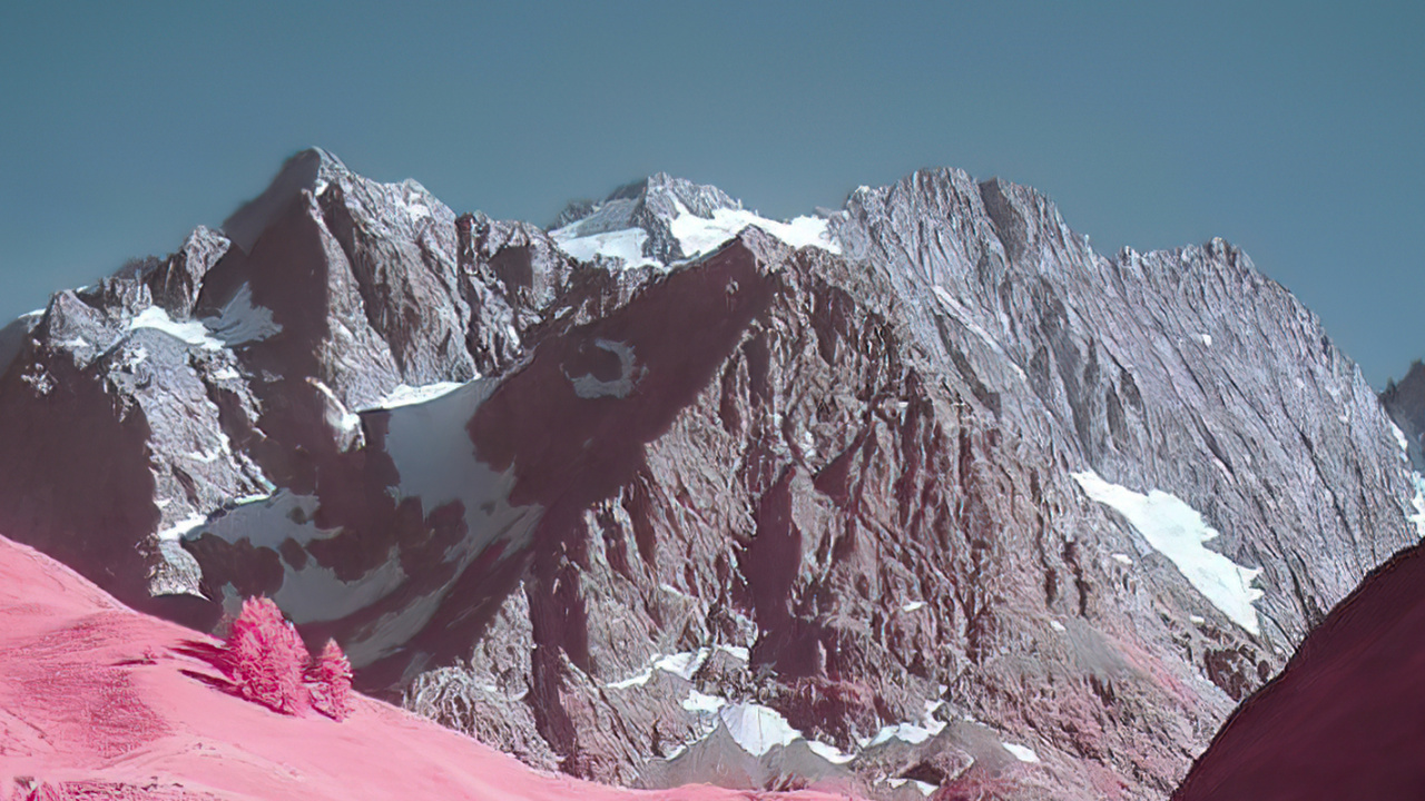 Обои яблоко, смартфон, облако, растение, гора в разрешении 1280x720