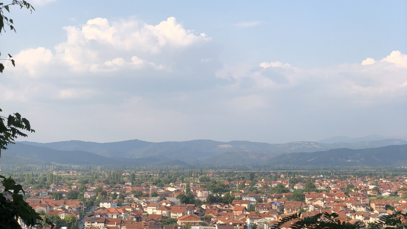 Обои пейзажи гор, соседство, облако, жилой район, городок в разрешении 1366x768