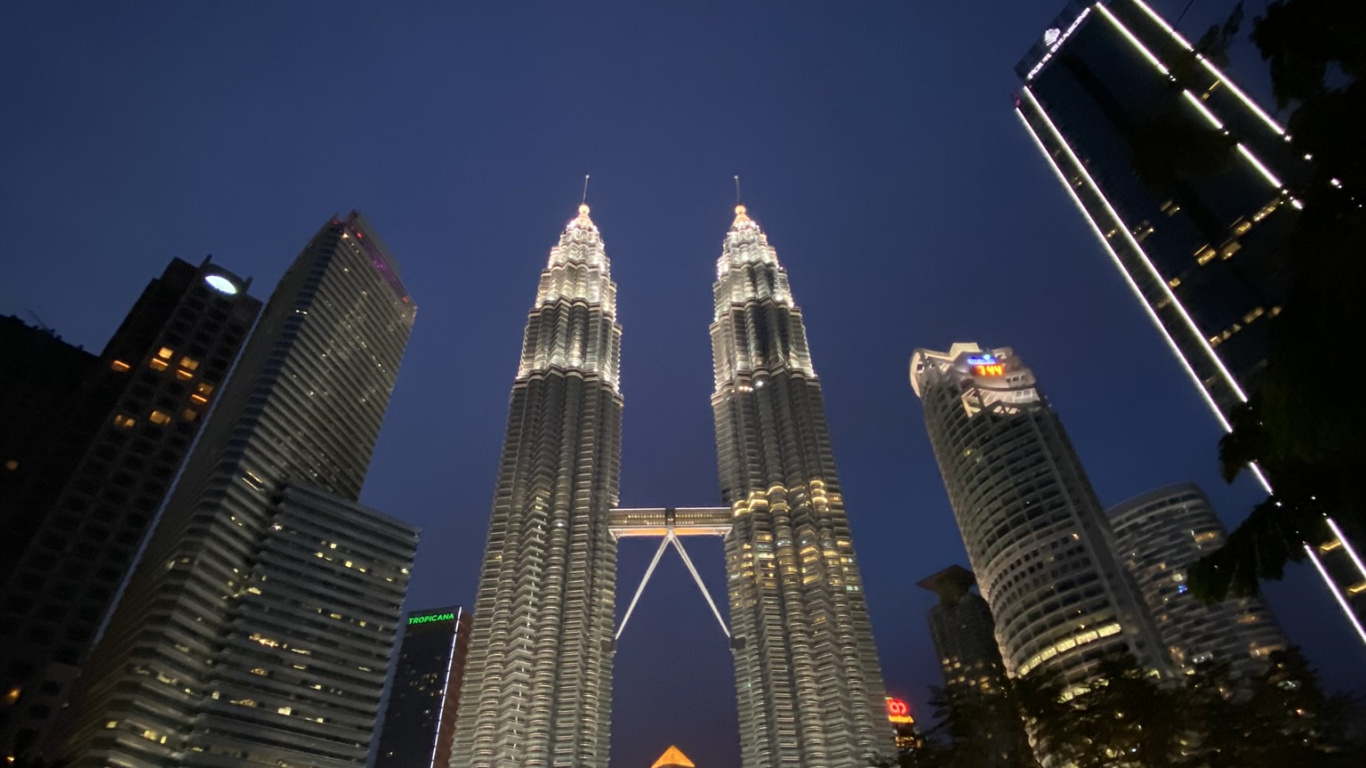 Обои башни петронас, Куала Лумпур, Малайзия, дневное время, башня в разрешении 1366x768
