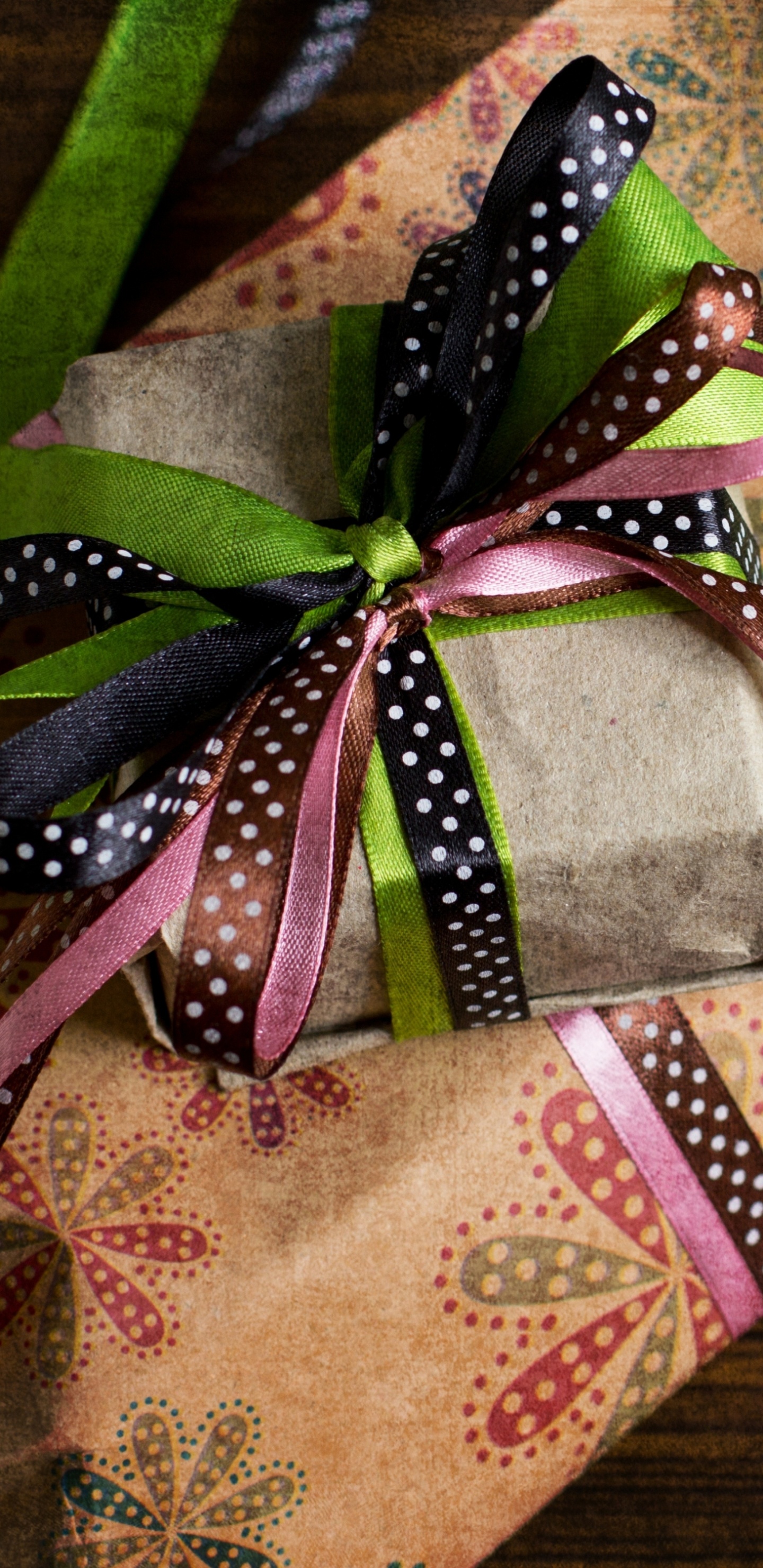 Обои подарок, подарочная упаковка, лента, настоящее время, розовый в разрешении 1440x2960