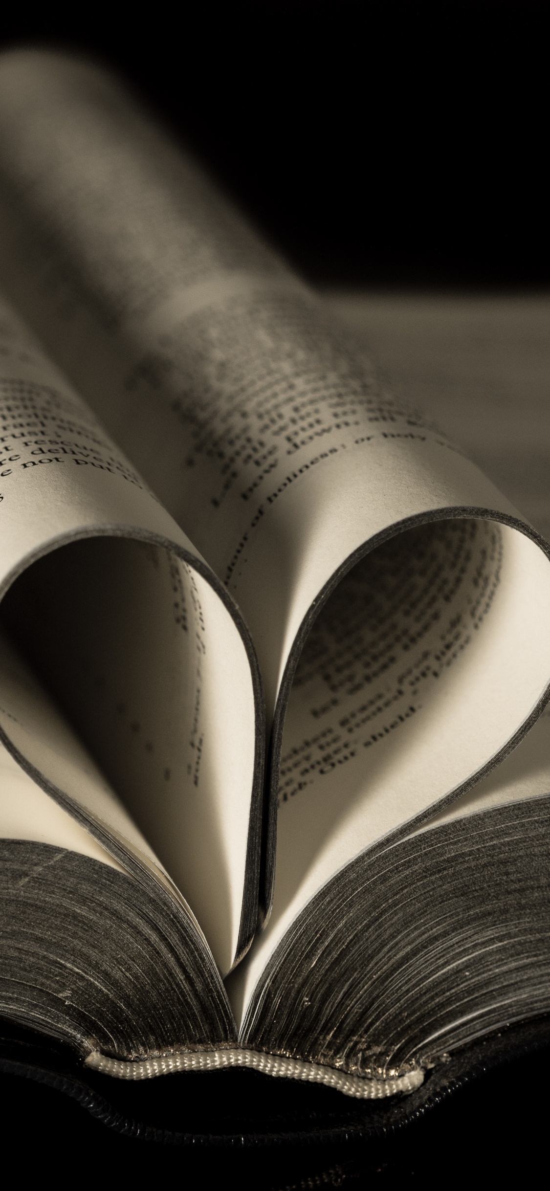 Обои книга, Книга дискуссионный клуб, текст, бумага, публикация в разрешении 1125x2436