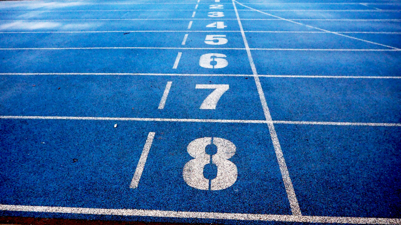 Обои спортсмен, конкурс, синий, переулок, асфальт в разрешении 1366x768