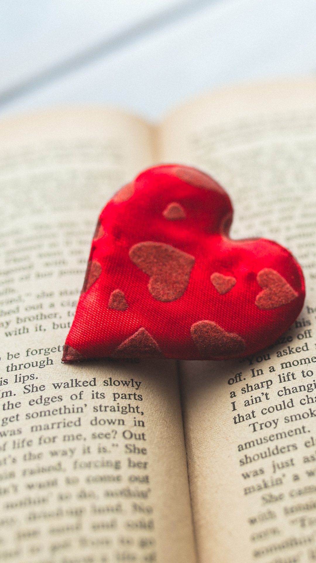 Обои сердце, красный цвет, любовь, модный аксессуар, День Святого Валентина в разрешении 1080x1920