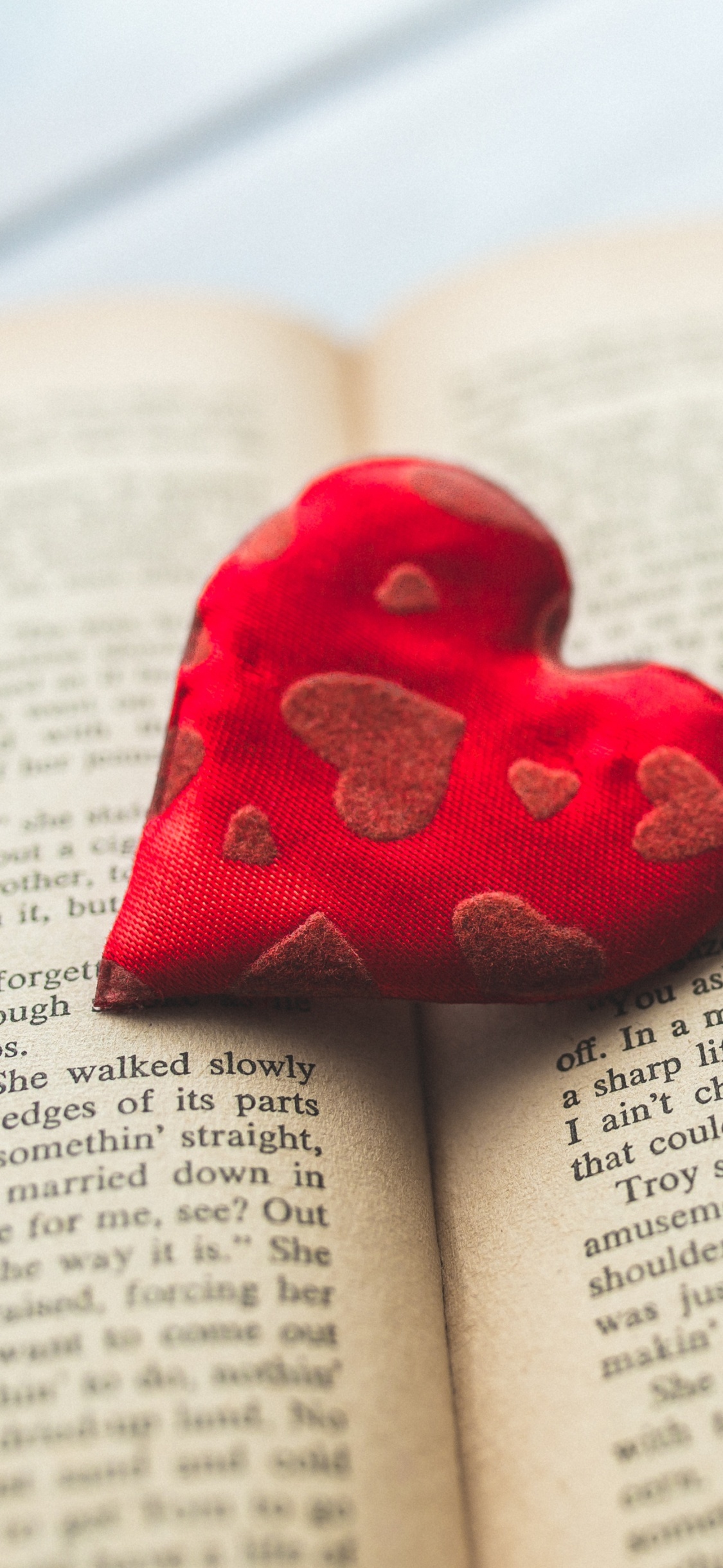 Обои сердце, красный цвет, любовь, модный аксессуар, День Святого Валентина в разрешении 1125x2436