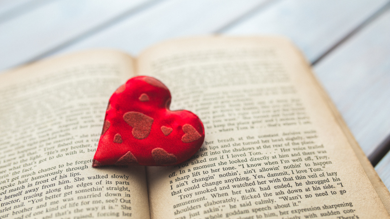 Обои сердце, красный цвет, любовь, модный аксессуар, День Святого Валентина в разрешении 1366x768