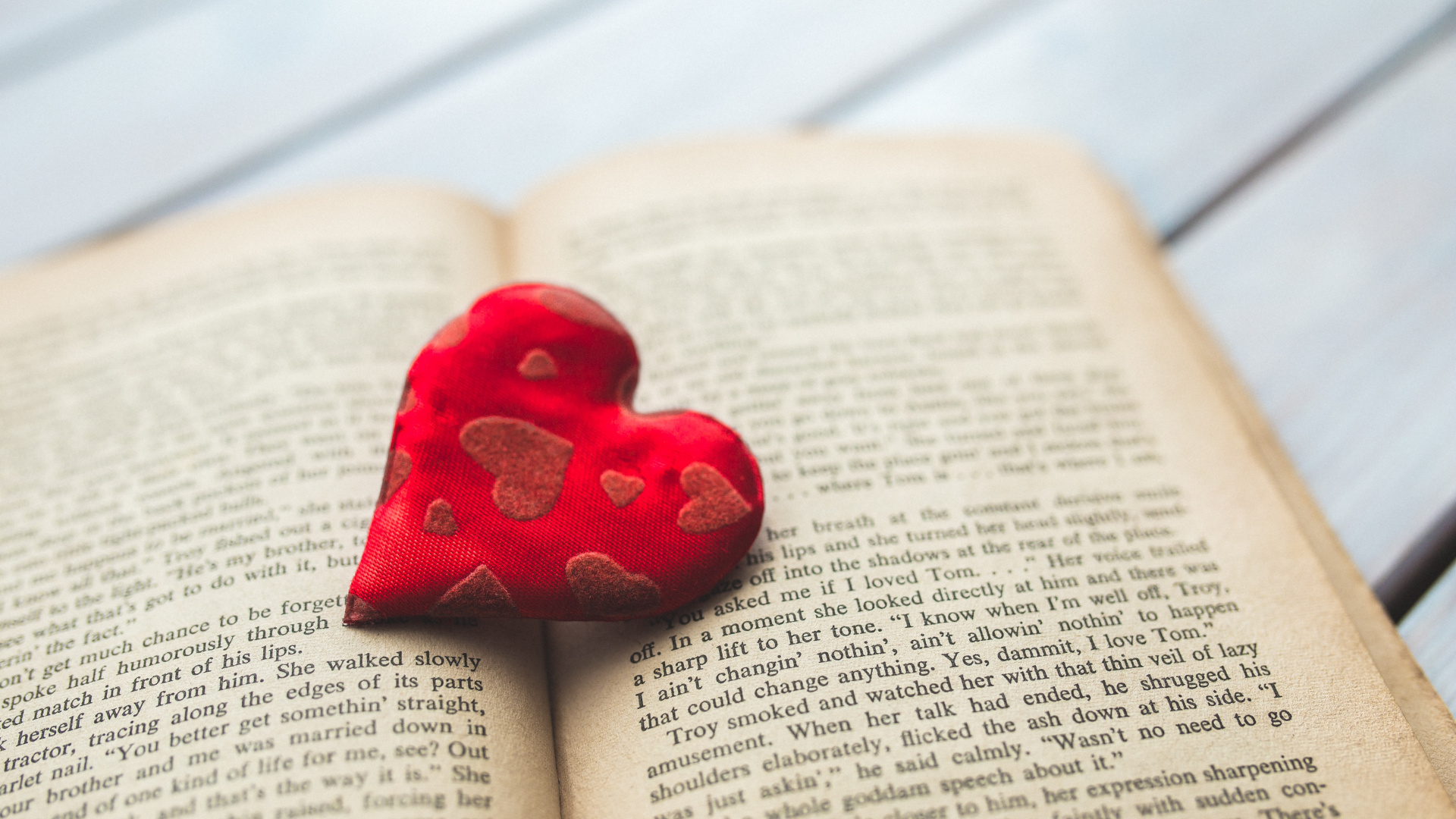 Обои сердце, красный цвет, любовь, модный аксессуар, День Святого Валентина в разрешении 1920x1080