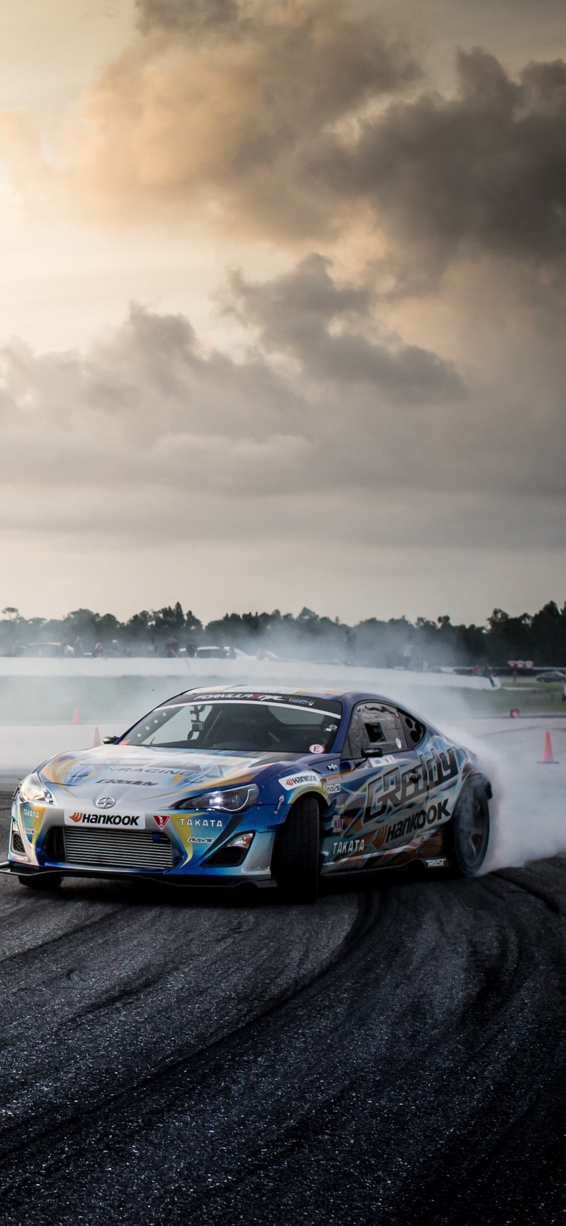 Обои дрифтинг, колесо, облако, шина, легковые автомобили в разрешении 1125x2436